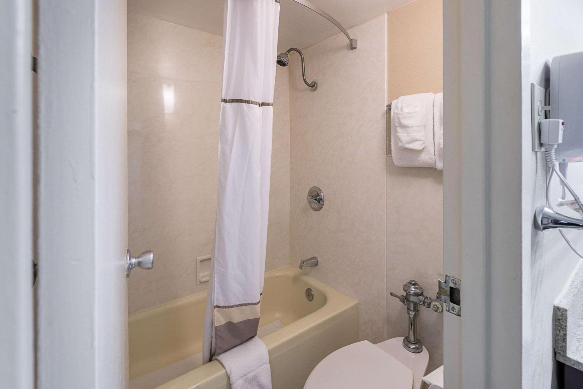 Quality Inn University Lansing photo 15