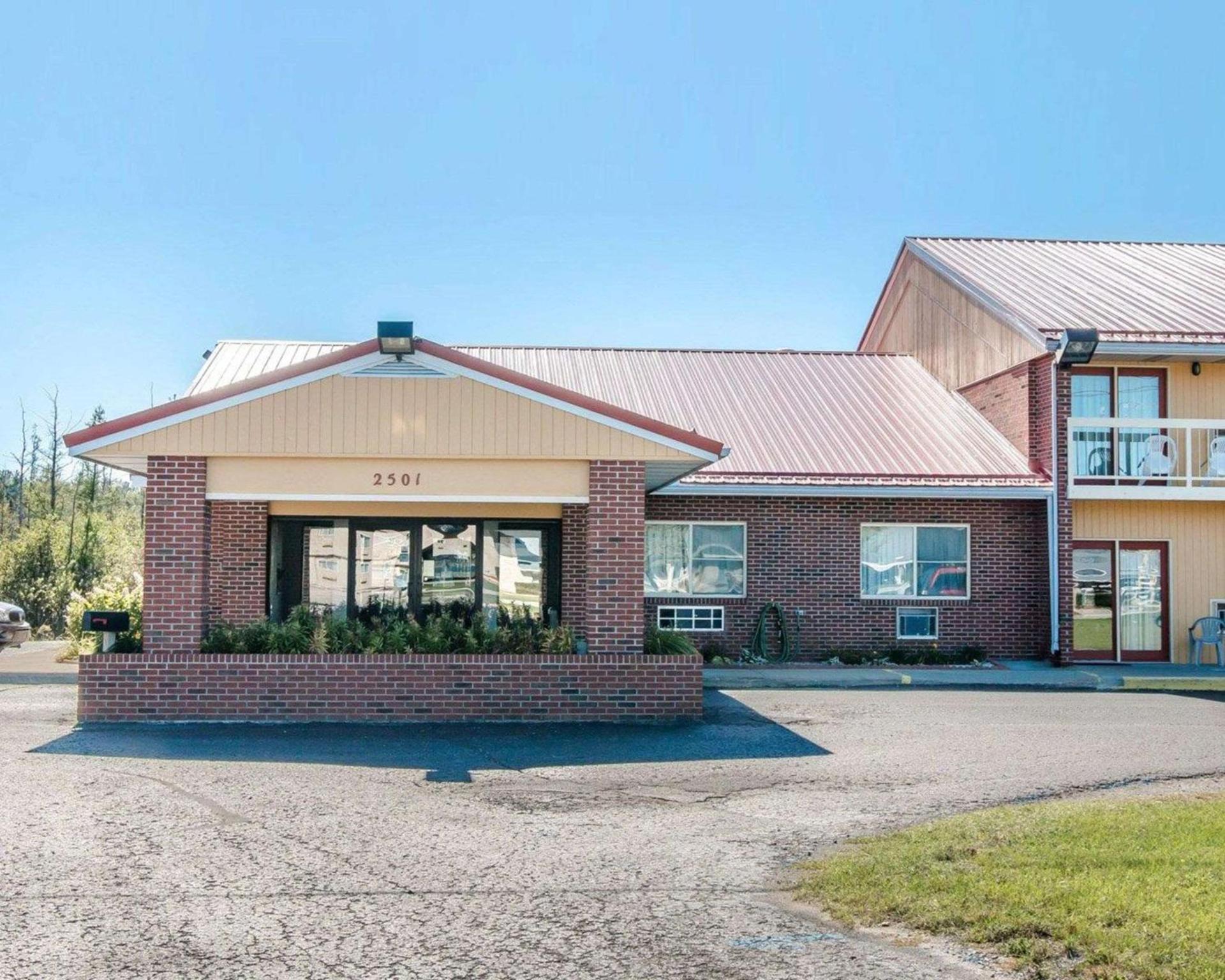 Econo Lodge Cadillac by Choice photo 27