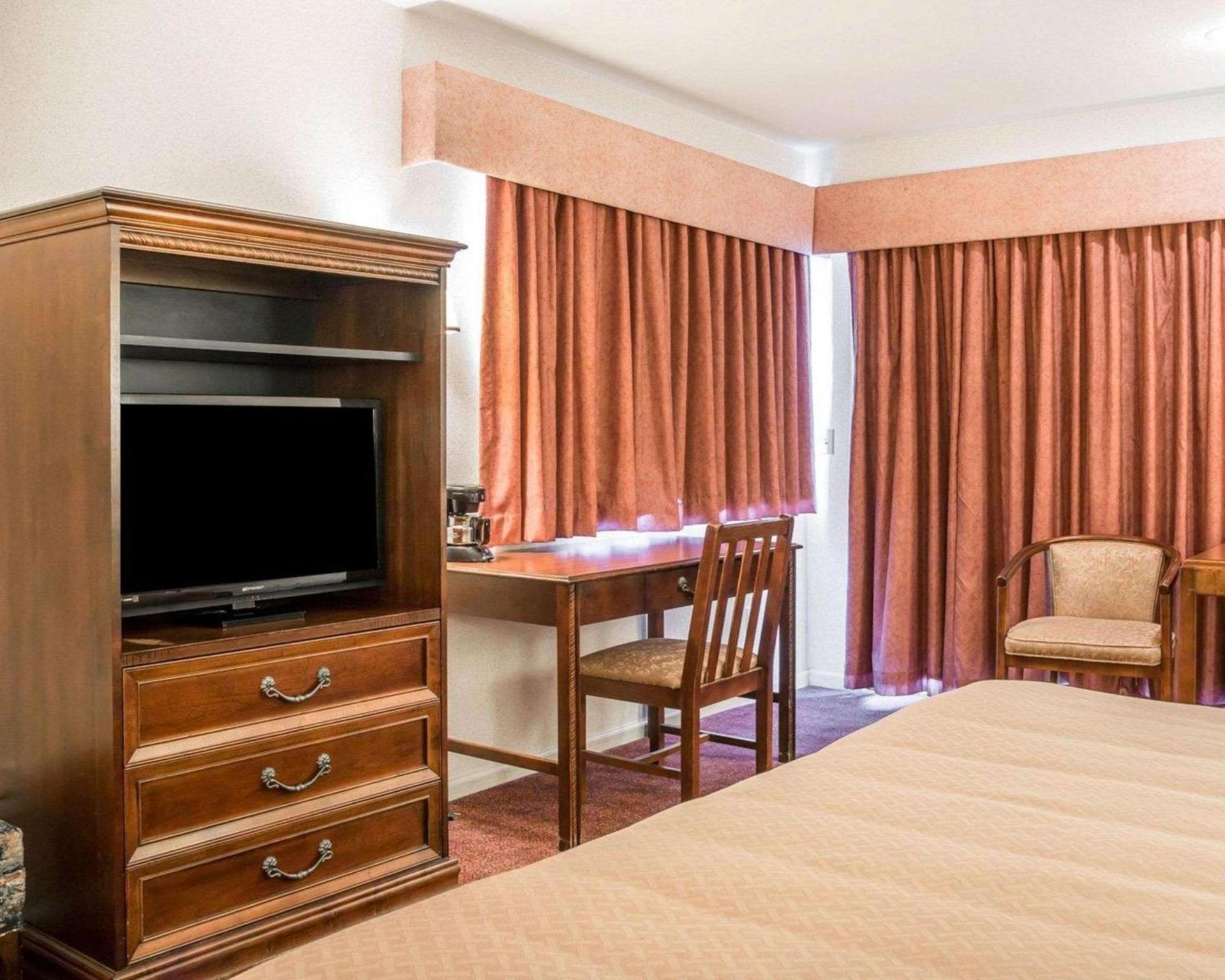 Quality Inn & Suites Mackinaw City Beachfront photo 13