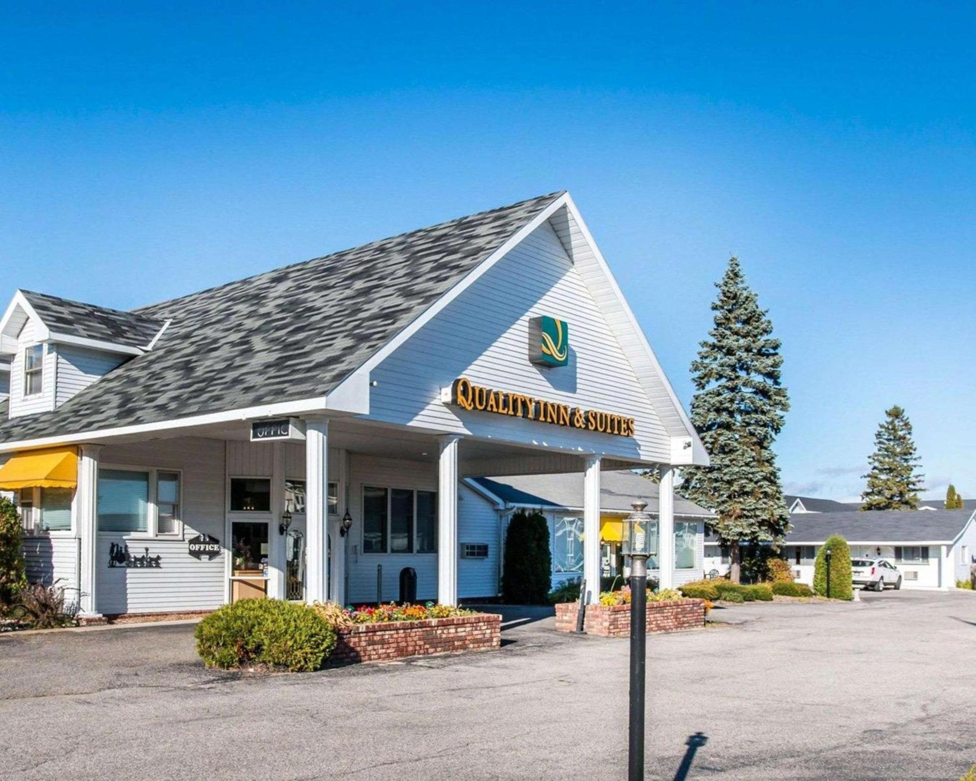 Quality Inn & Suites Mackinaw City Beachfront photo 9