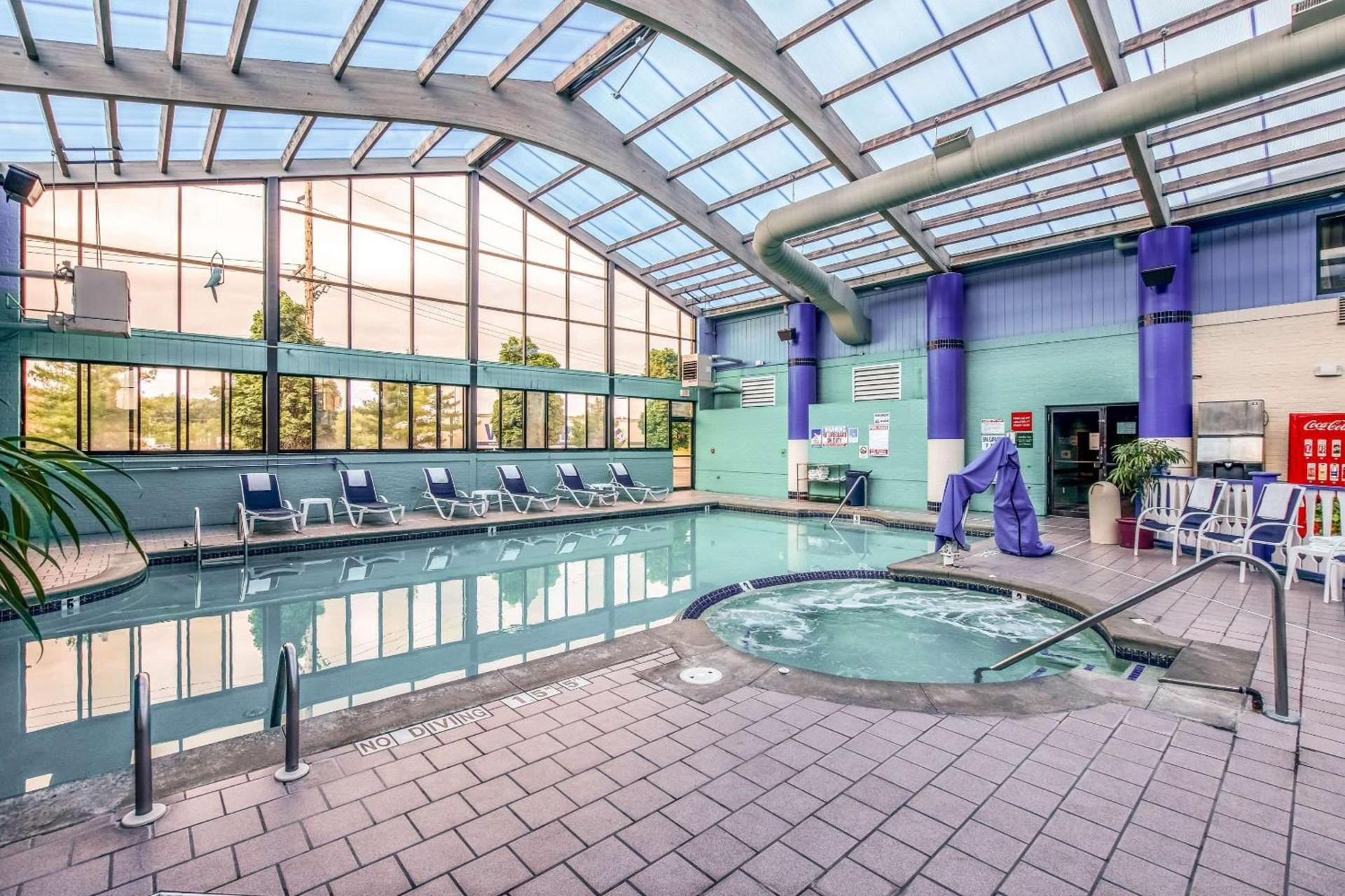 Country Inn & Suites by Radisson, Muskegon, MI photo 15