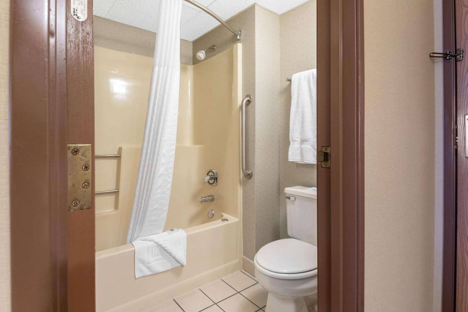 Comfort Inn Iron Mountain North photo 21