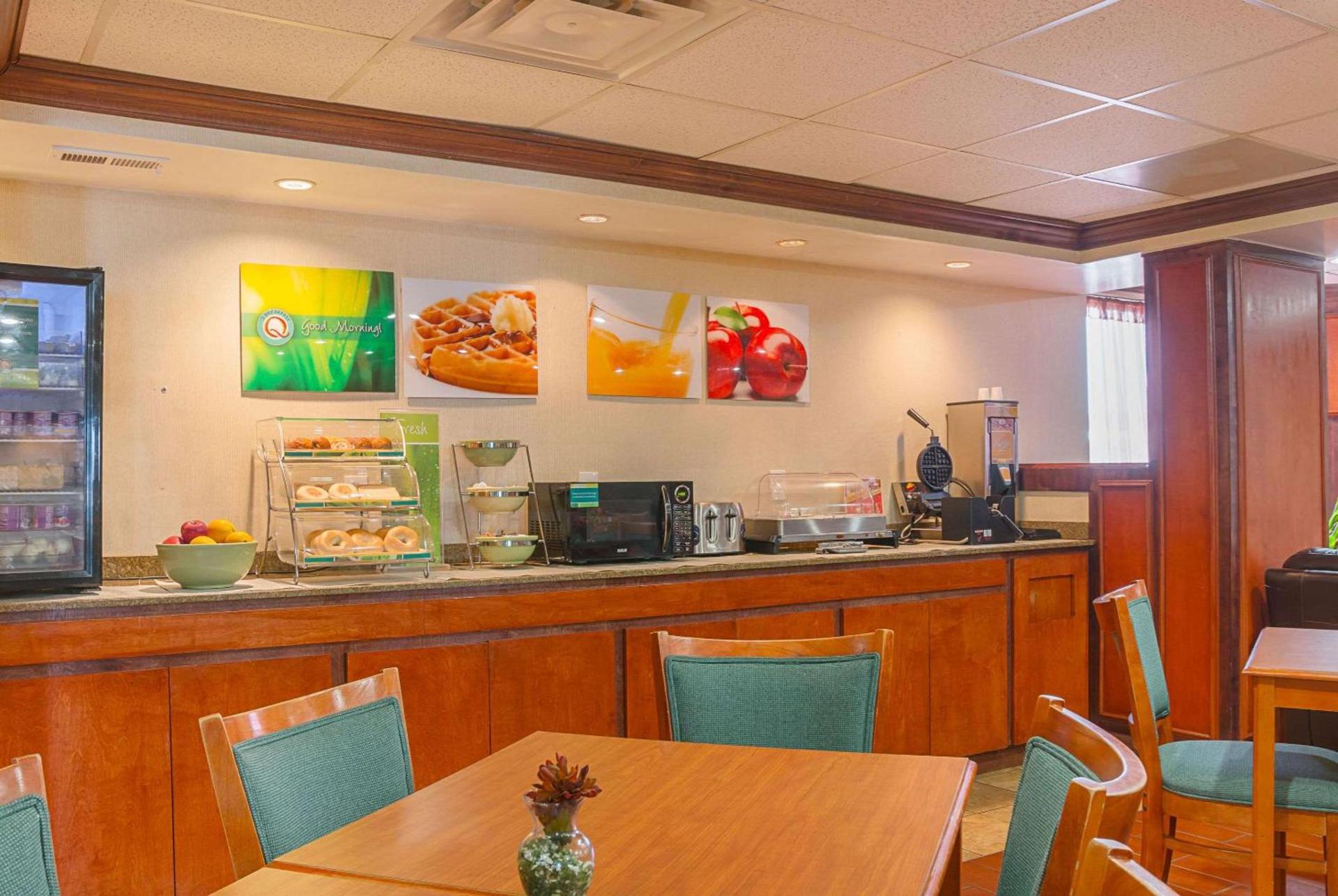 Quality Inn & Suites Detroit Metro Airport photo 15