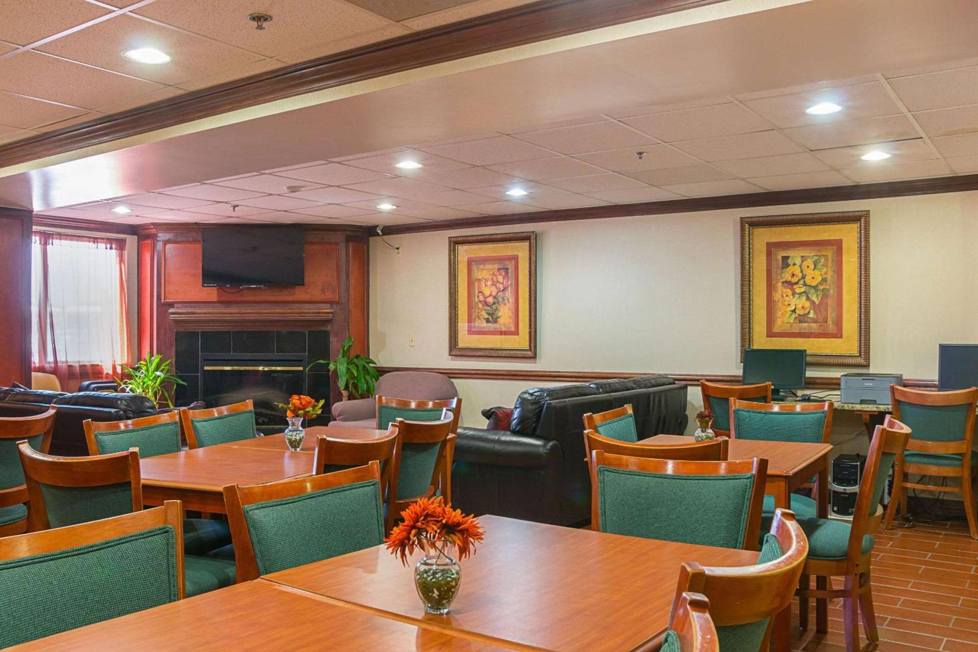 Quality Inn & Suites Detroit Metro Airport photo 14