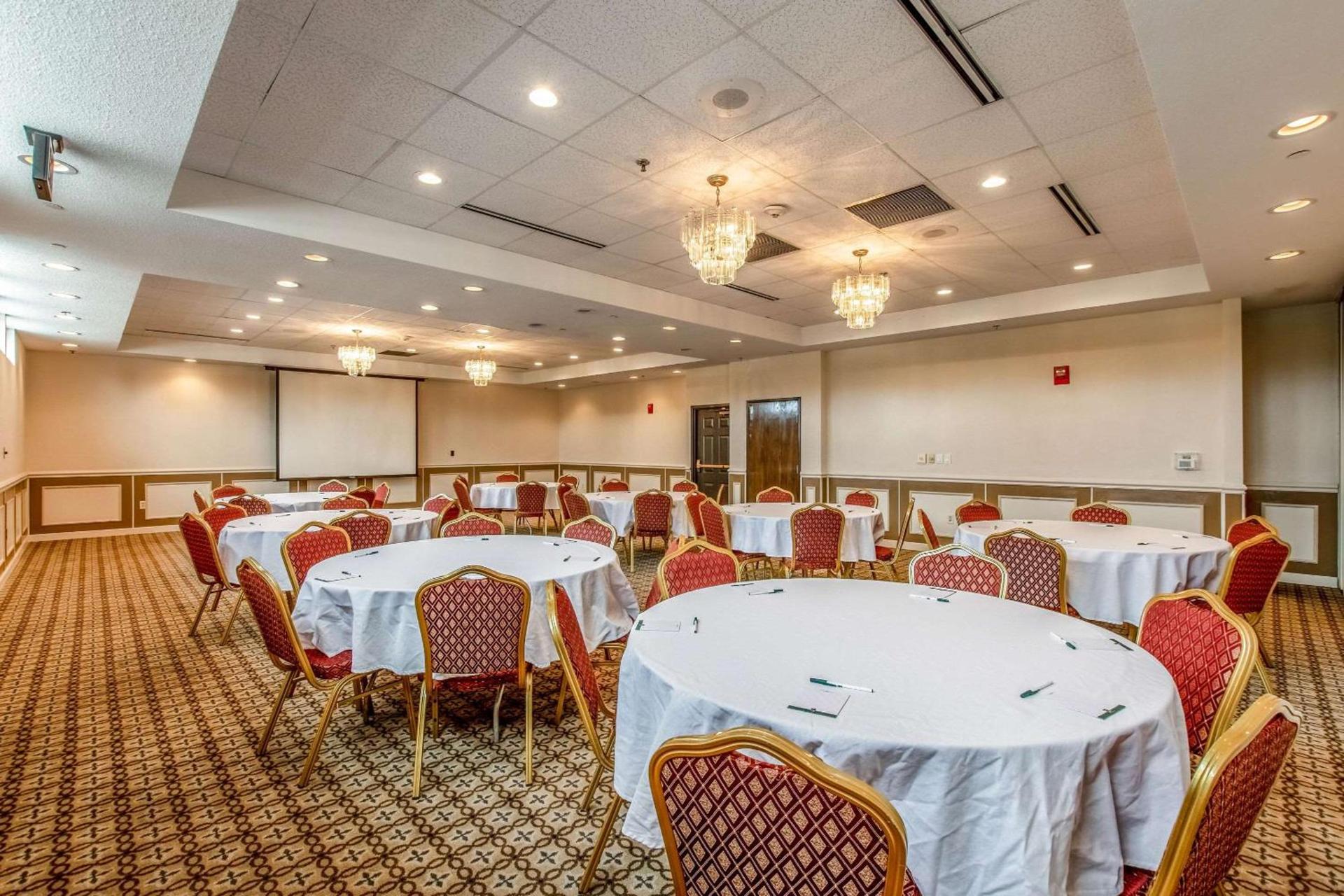 Country Inn & Suites by Radisson, Muskegon, MI photo 22