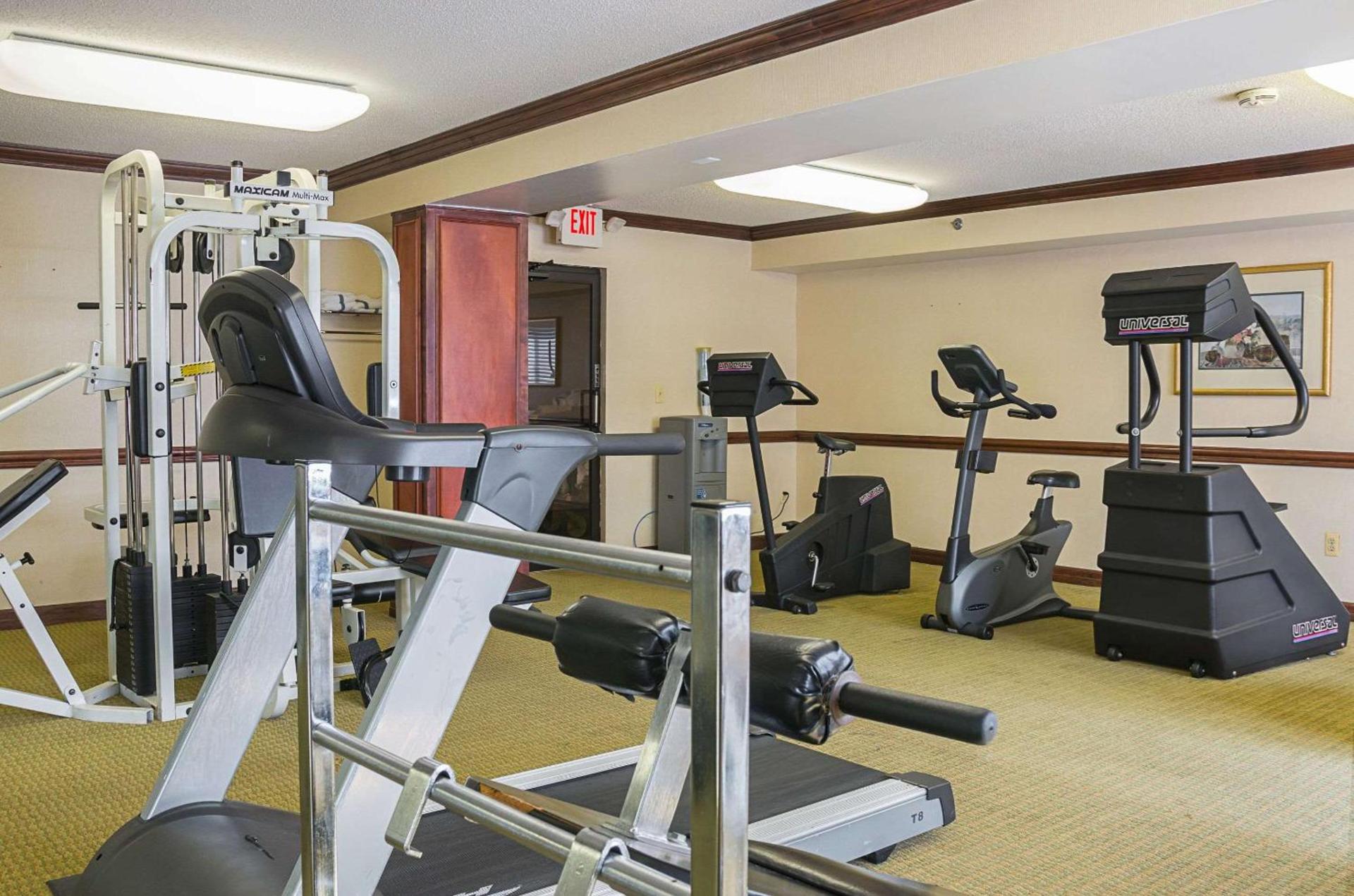 Quality Inn & Suites Detroit Metro Airport photo 10