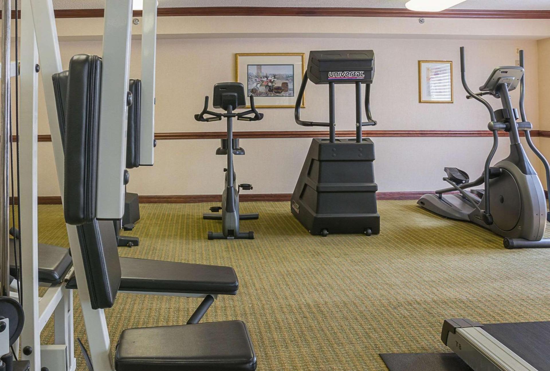 Quality Inn & Suites Detroit Metro Airport photo 8