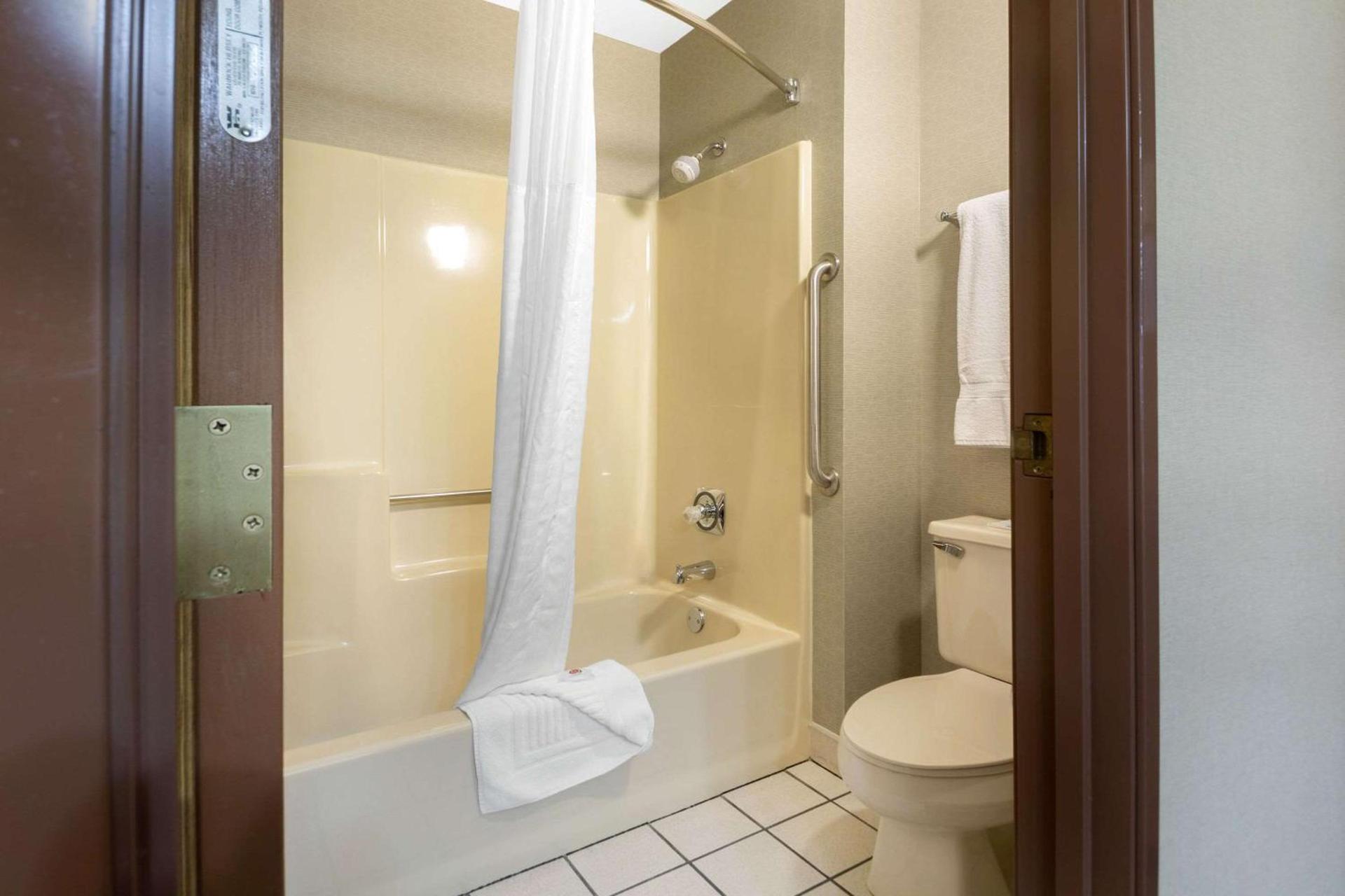 Comfort Inn Iron Mountain North photo 18