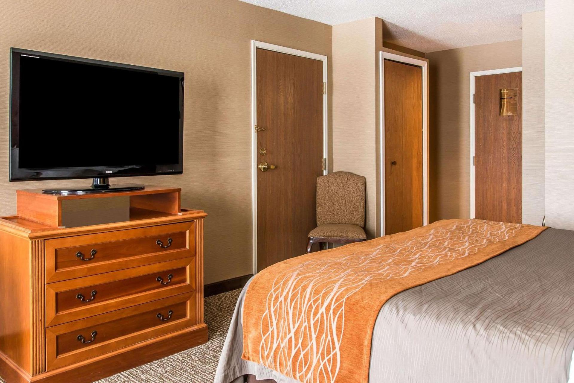 Hampton Inn Chelsea, Mi photo 32
