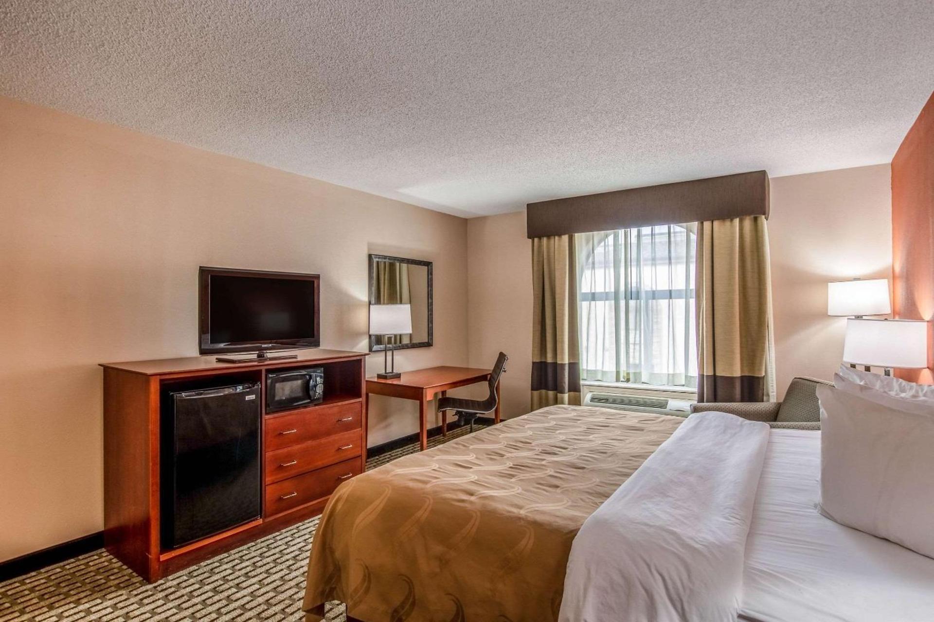 Country Inn & Suites by Radisson, Muskegon, MI photo 5