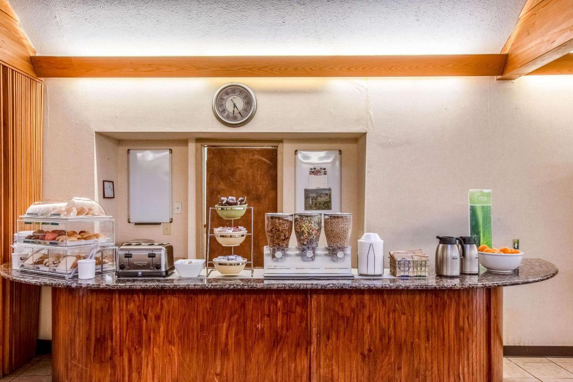 Country Inn & Suites by Radisson, Muskegon, MI photo 26