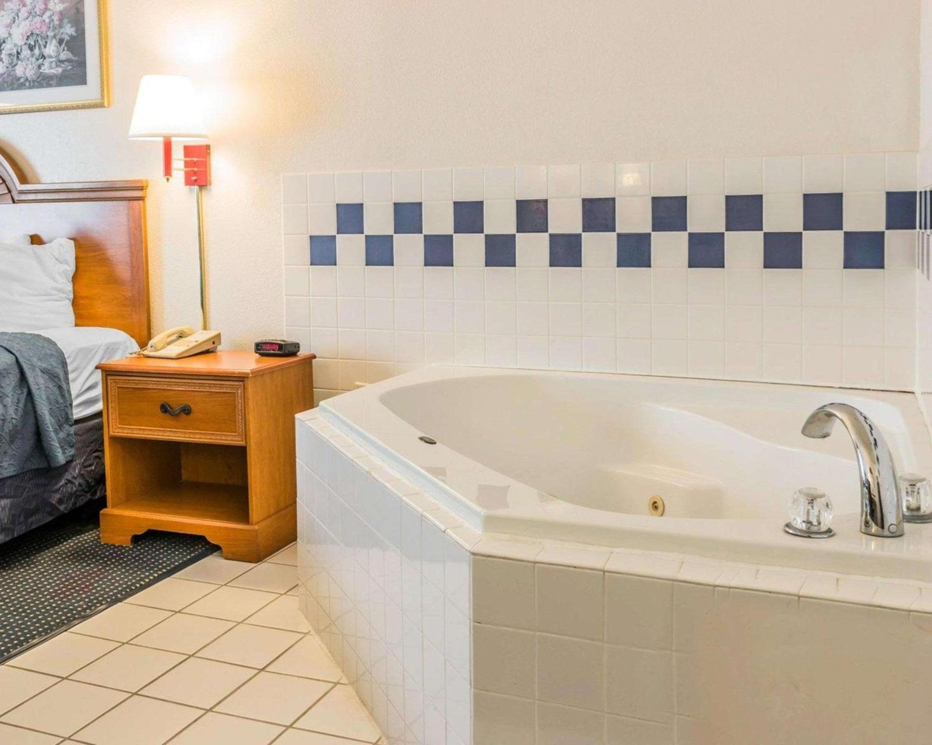 Quality Inn Kalamazoo near Wings Stadium photo 8