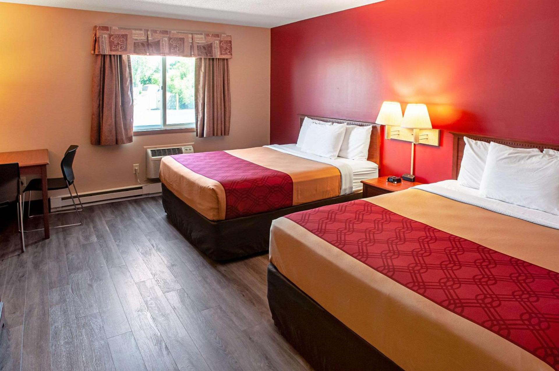 Econo Lodge Menomonie On The Bay photo 10