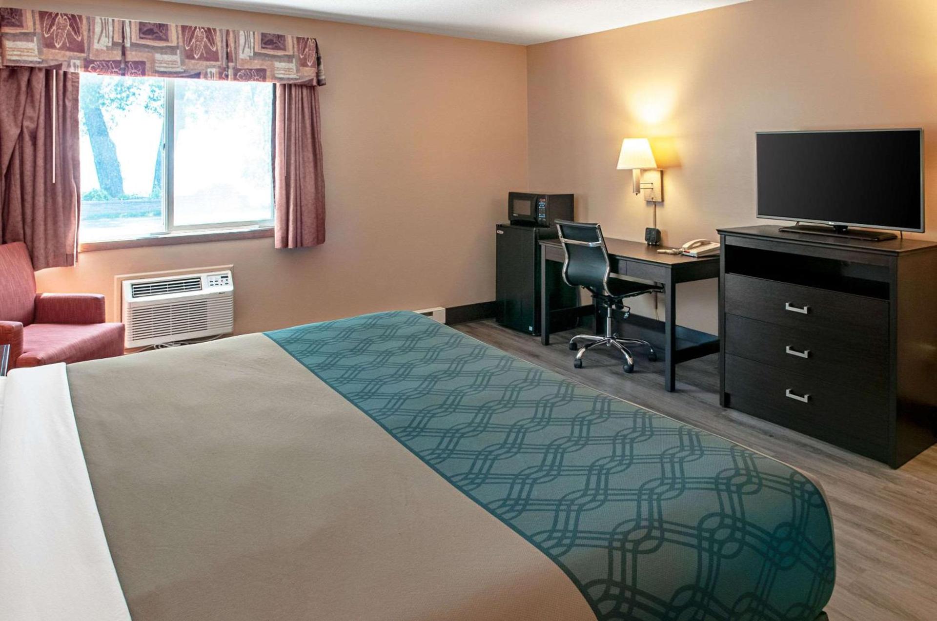 Econo Lodge Menomonie On The Bay photo 8