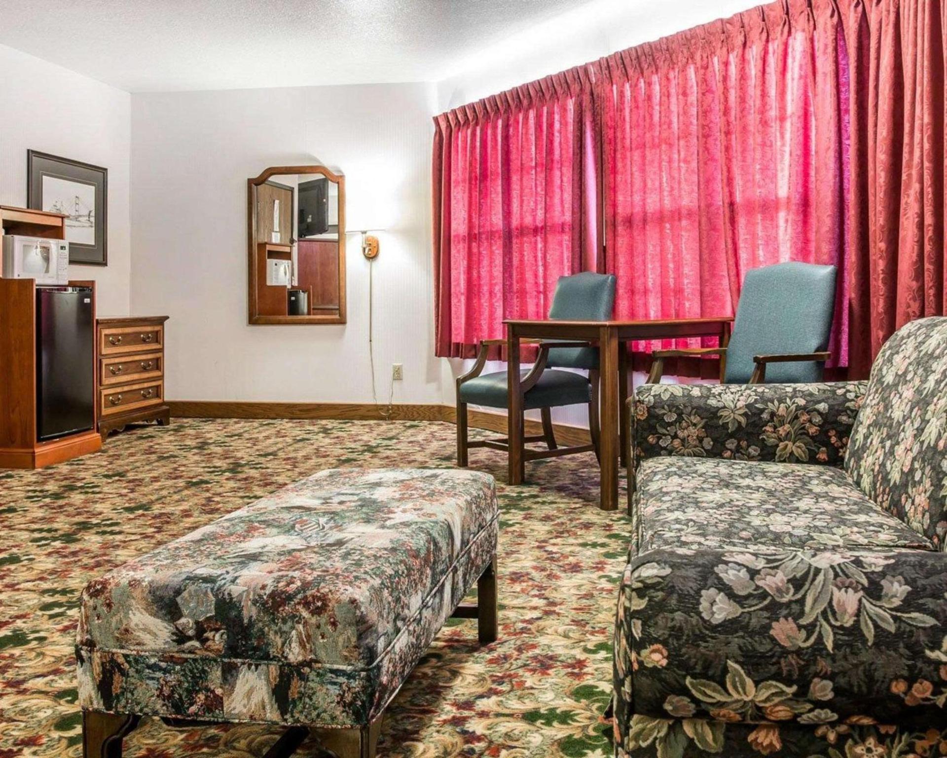 Clarion Hotel Mackinaw City Beachfront photo 2
