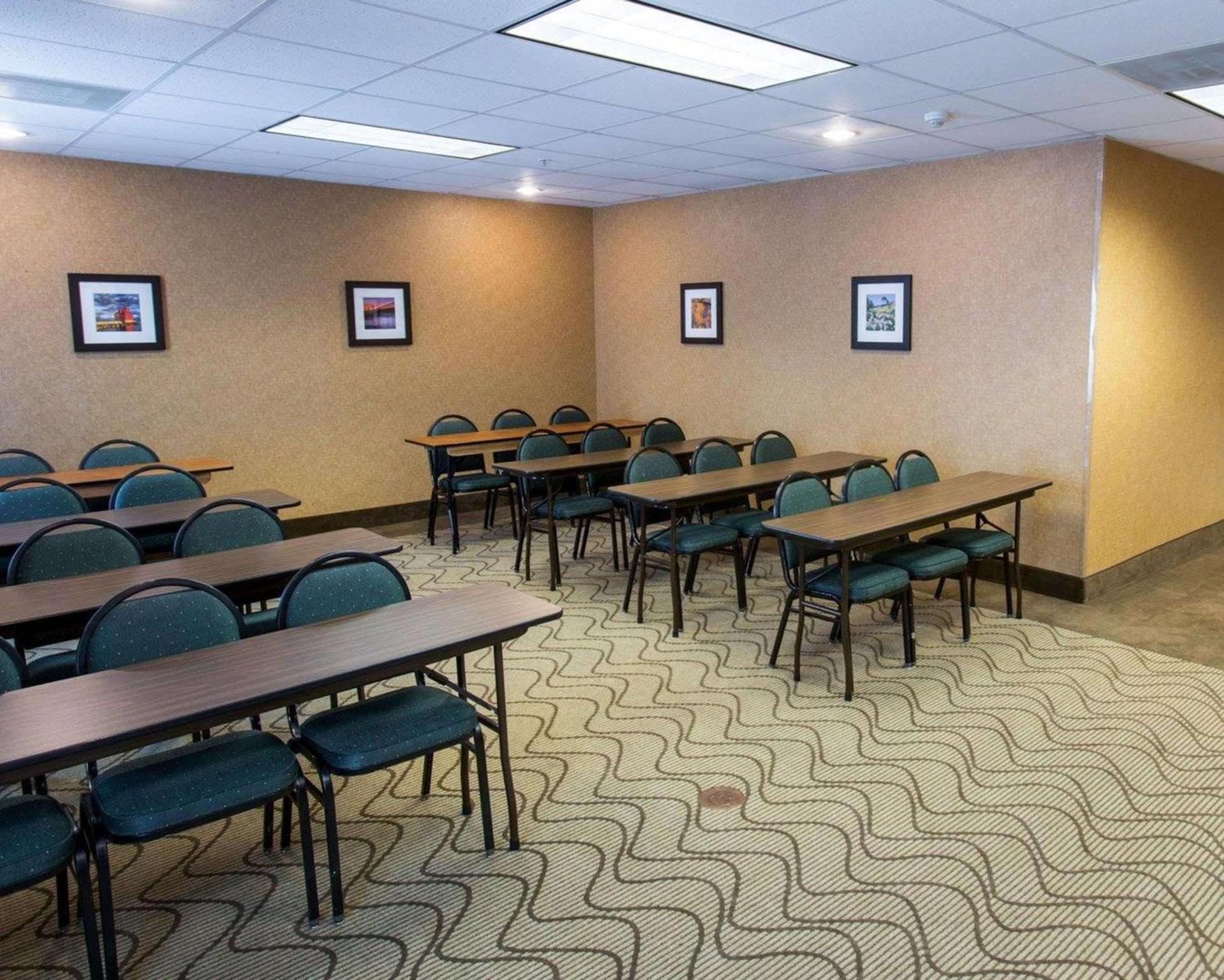 Comfort Suites Grand Rapids South photo 36