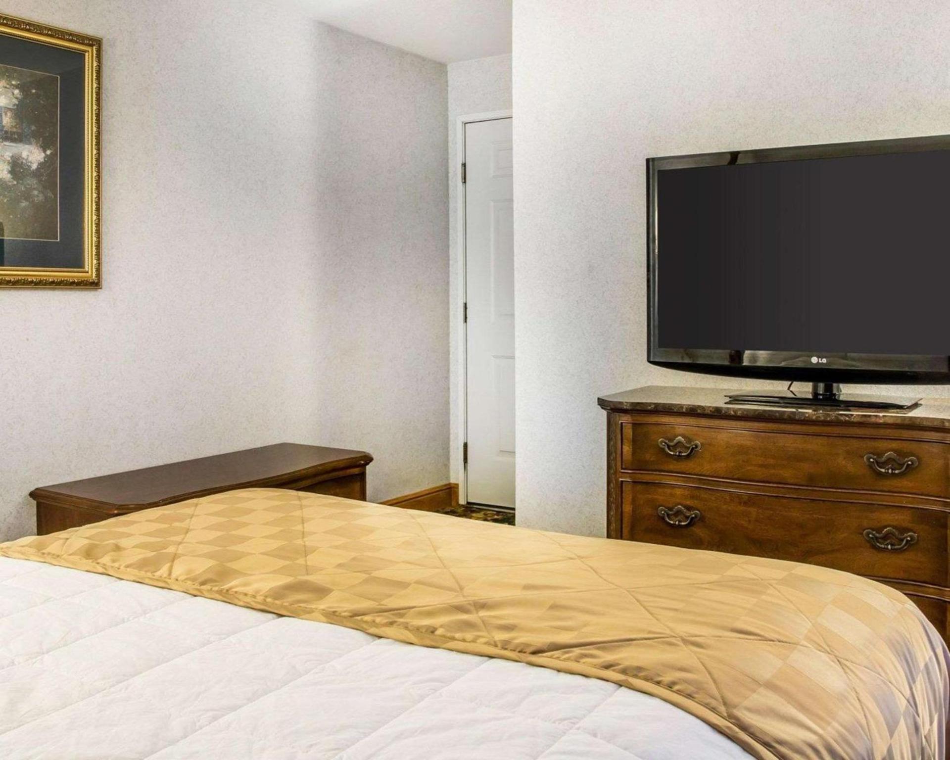 Clarion Hotel Mackinaw City Beachfront photo 19