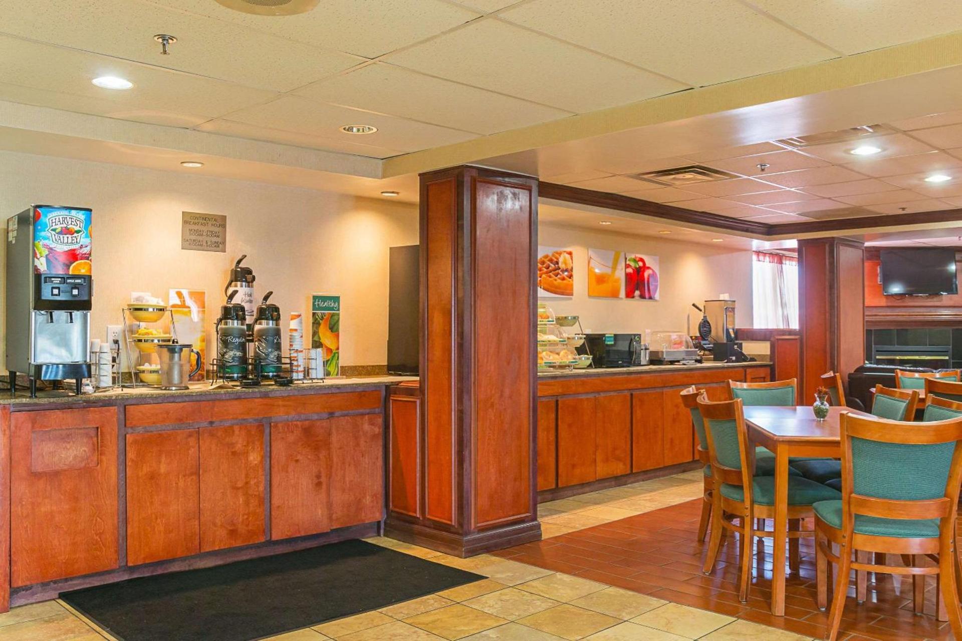 Quality Inn & Suites Detroit Metro Airport photo 11