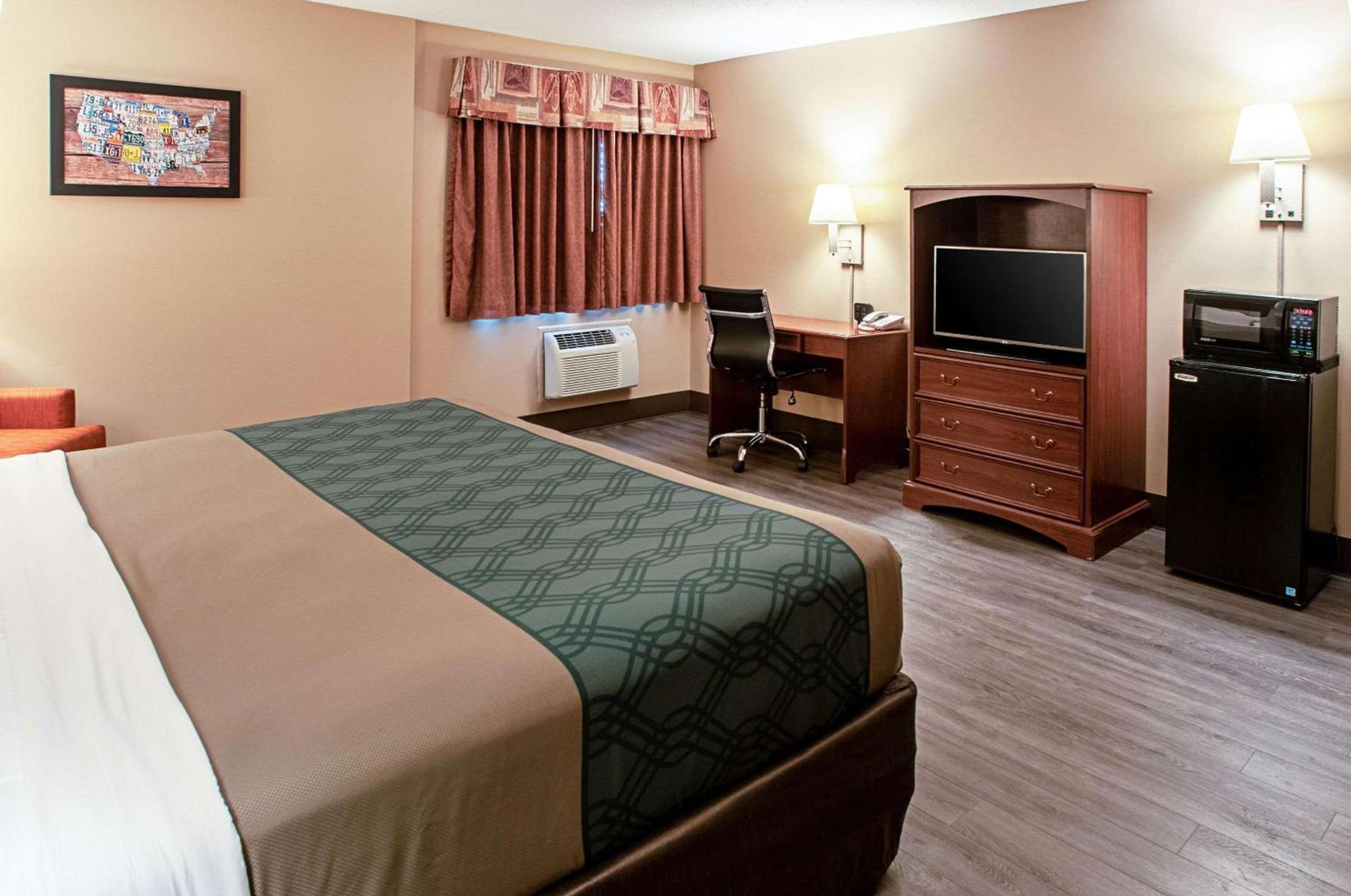 Econo Lodge Menomonie On The Bay photo 3