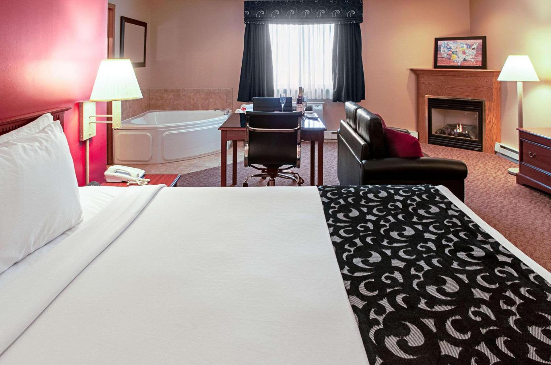 Econo Lodge Menomonie On The Bay photo 18