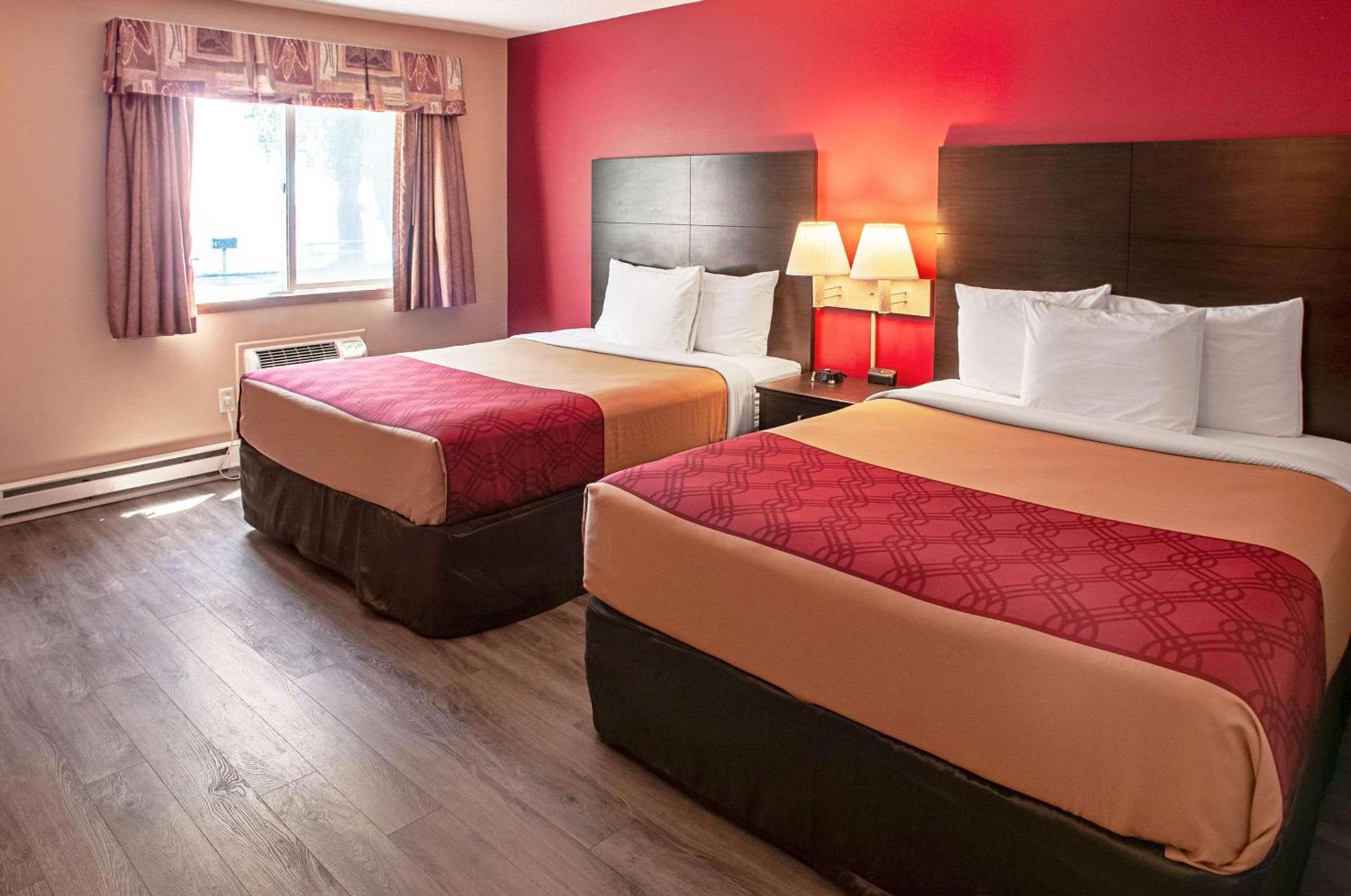 Econo Lodge Menomonie On The Bay photo 2