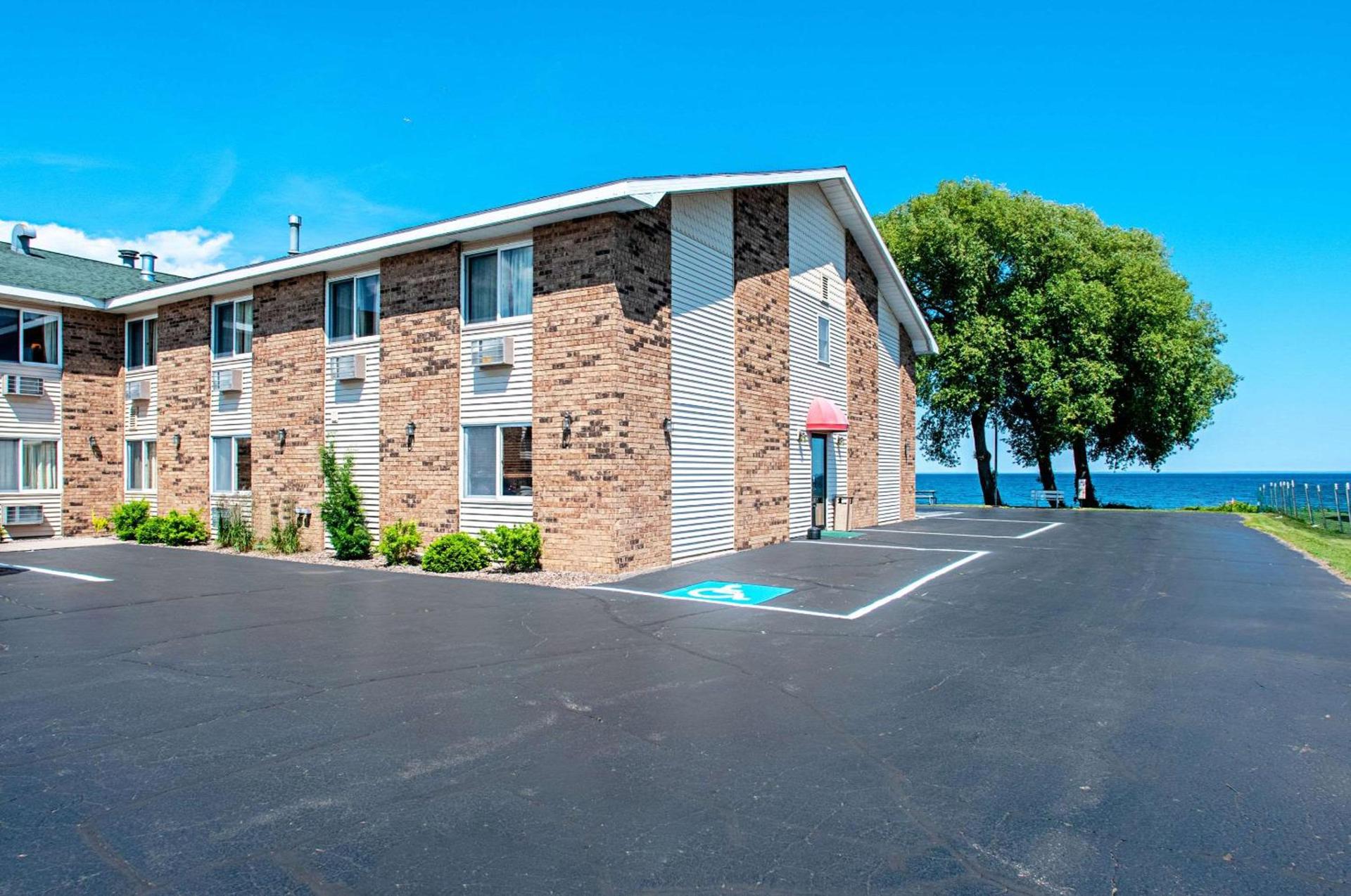 Econo Lodge Menomonie On The Bay photo 30