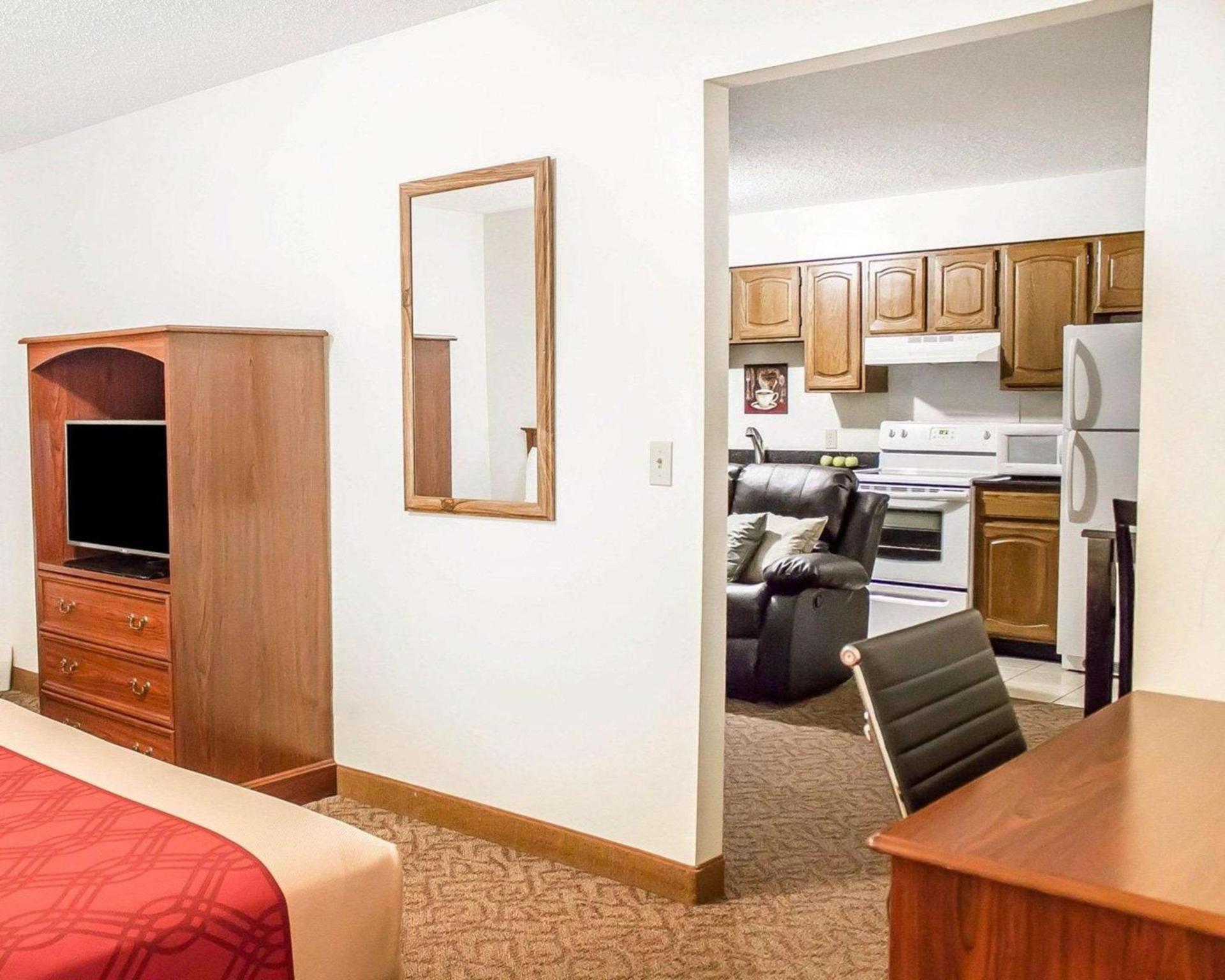 Econo Lodge Menomonie On The Bay photo 14