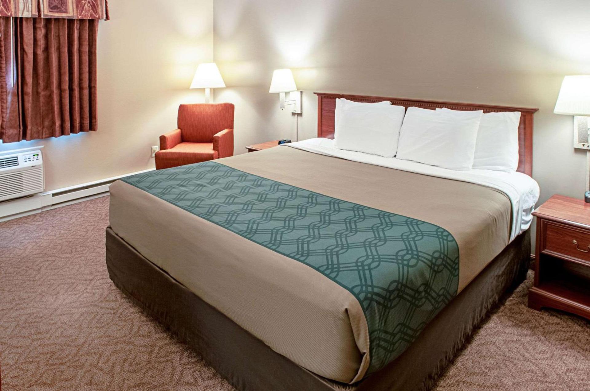 Econo Lodge Menomonie On The Bay photo 4