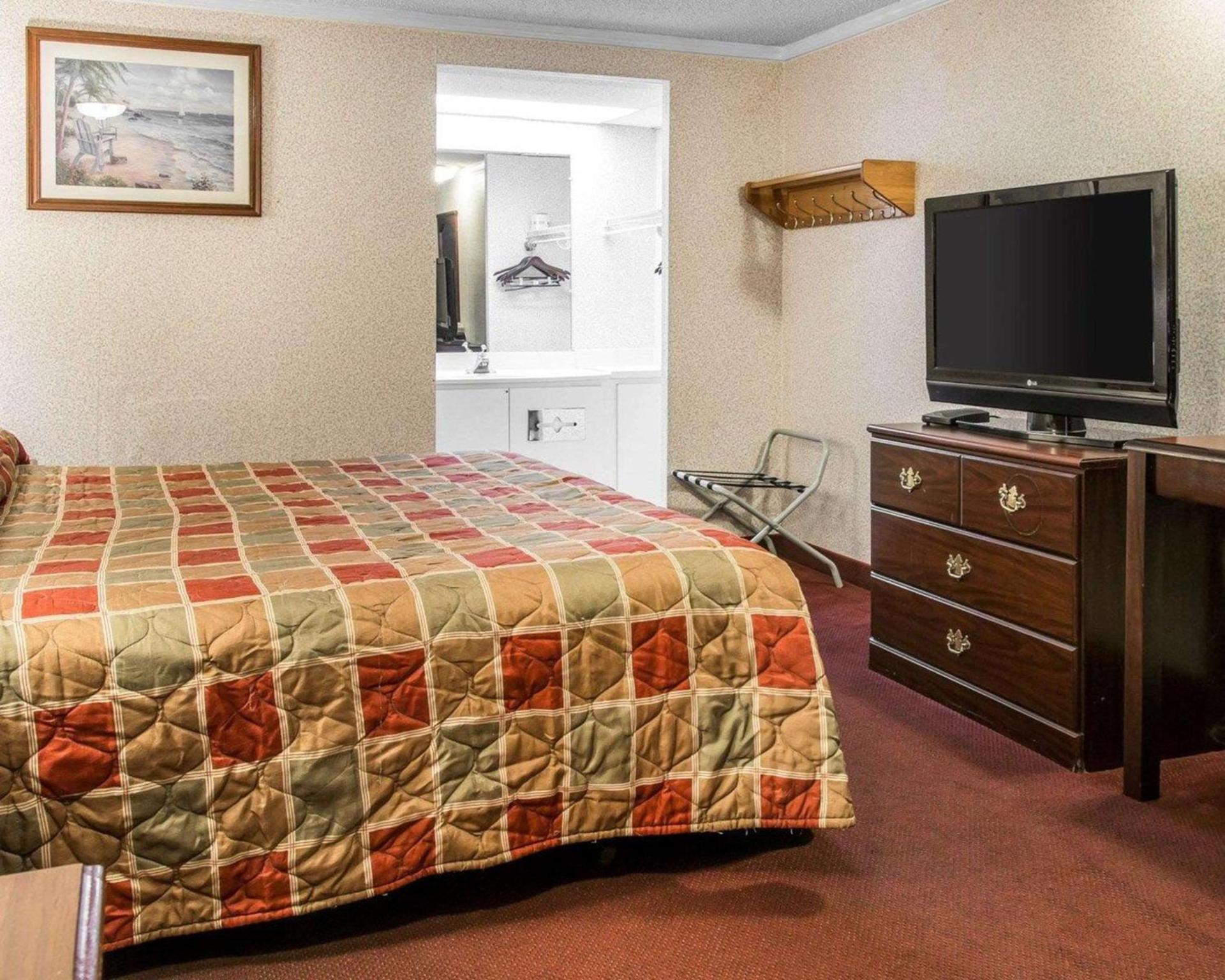 Rodeway Inn Madison Heights - Detroit photo 14