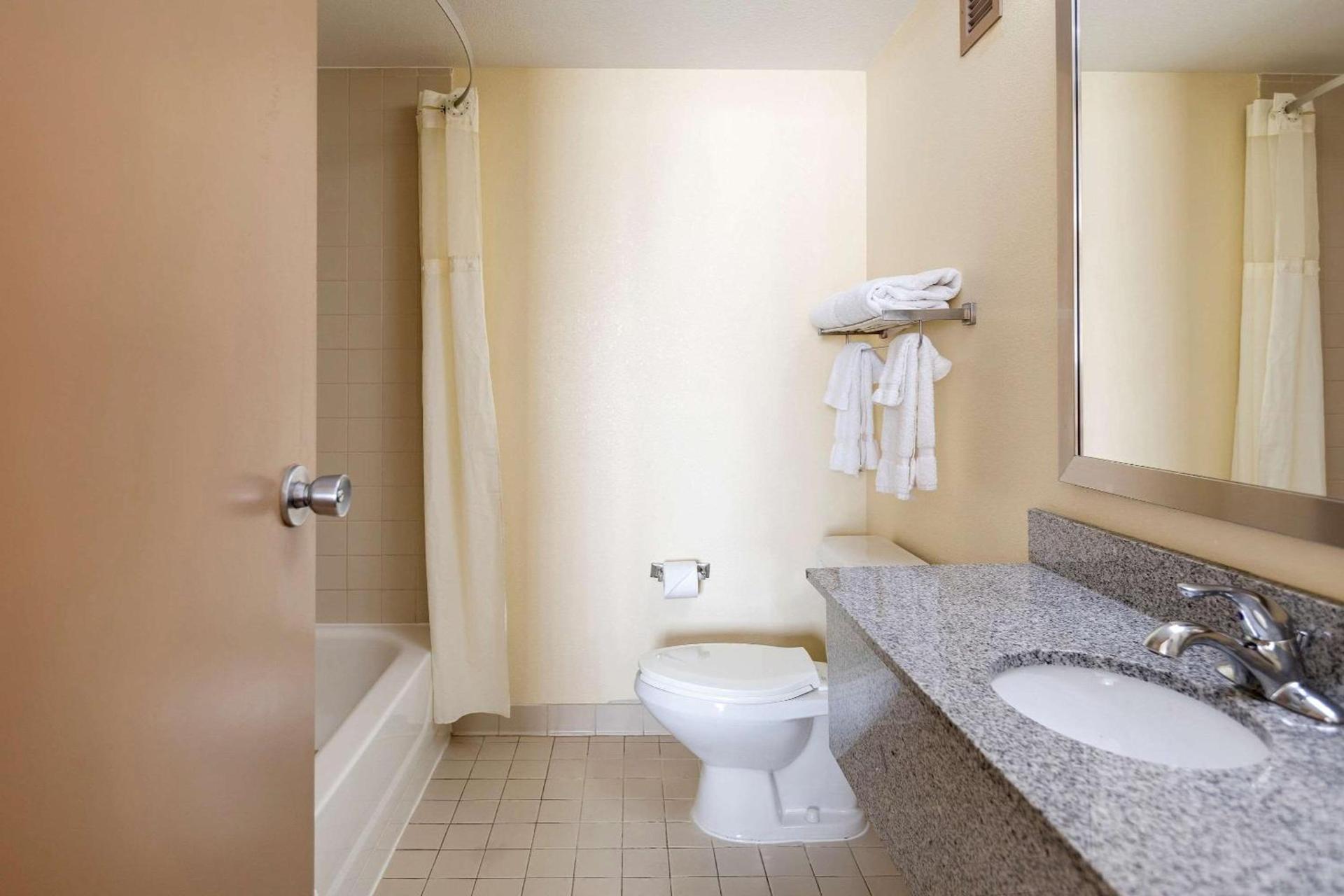 Clarion Hotel Detroit Metro Airport photo 24