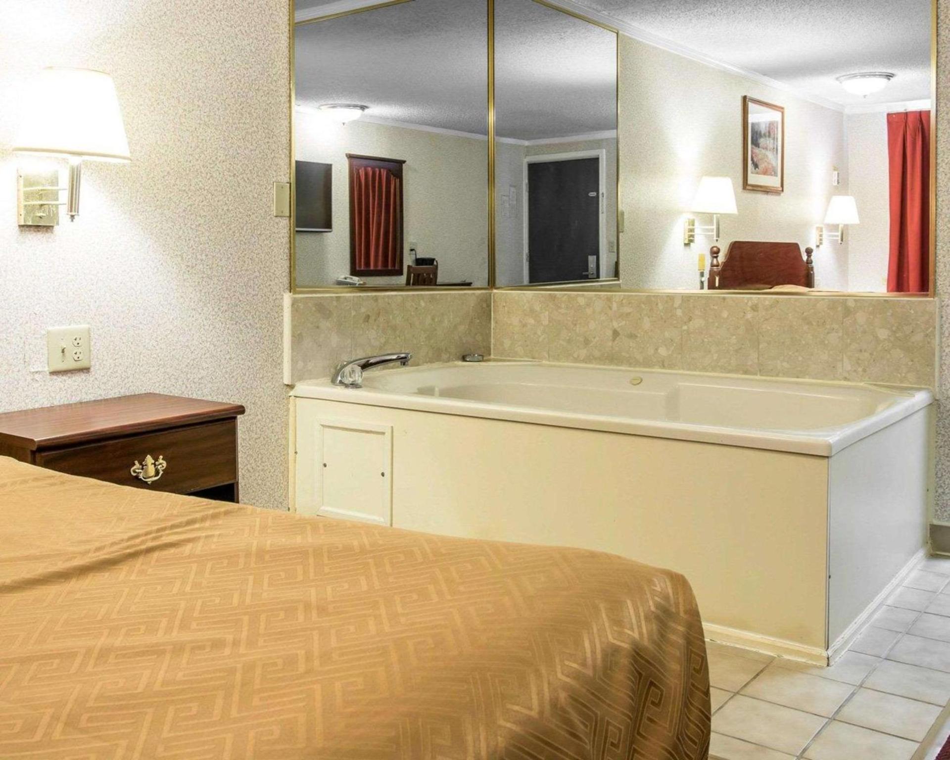 Rodeway Inn Madison Heights - Detroit photo 3