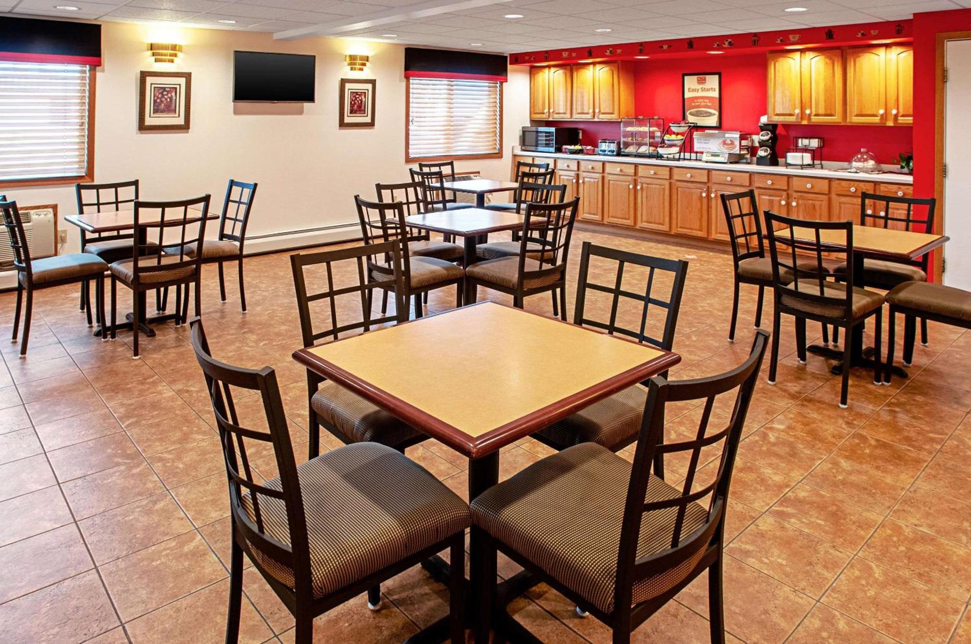 Econo Lodge Menomonie On The Bay photo 22