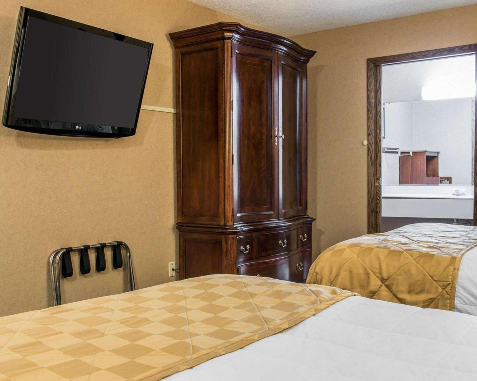 Clarion Hotel Mackinaw City Beachfront photo 13