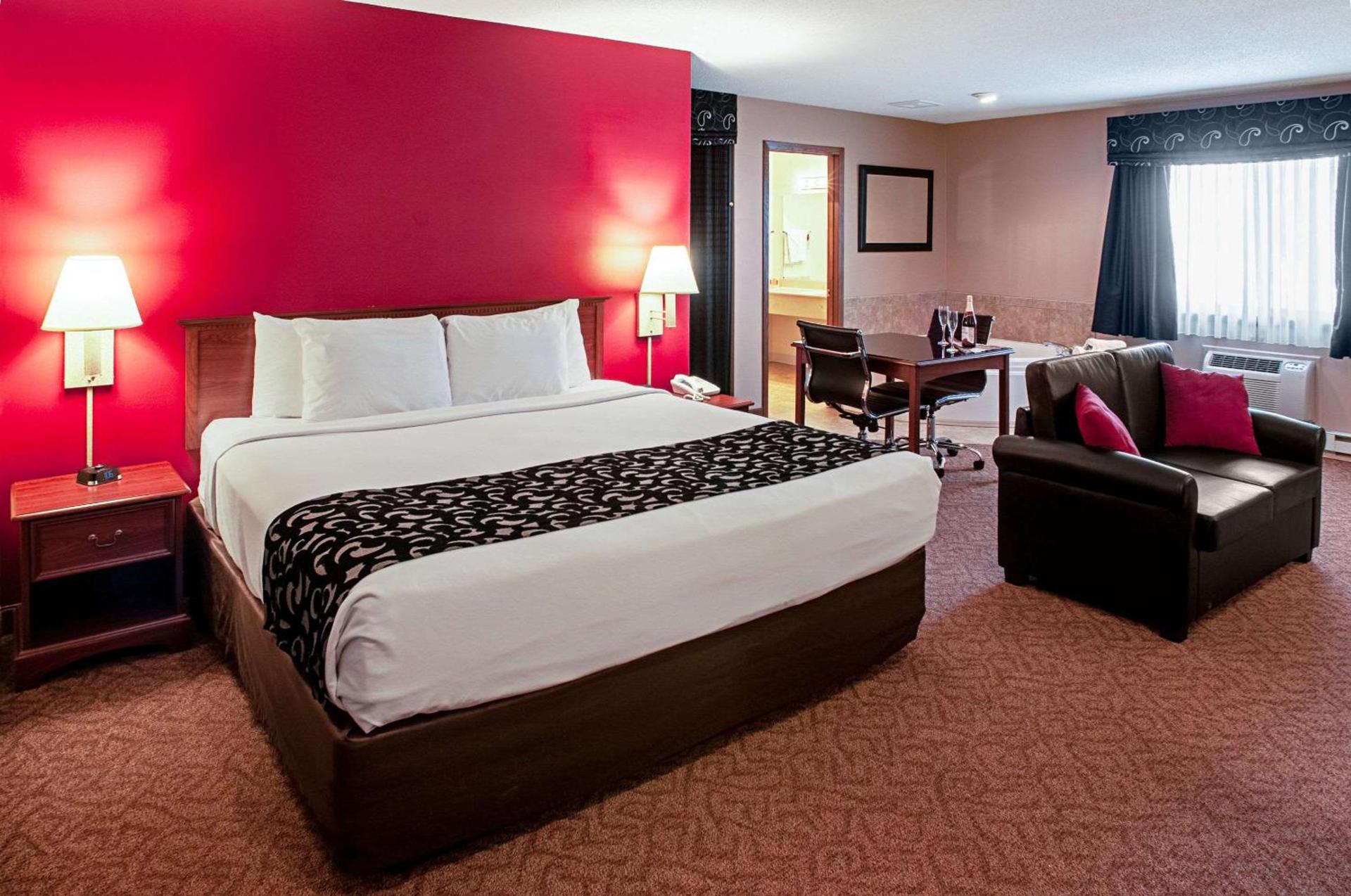 Econo Lodge Menomonie On The Bay photo 17