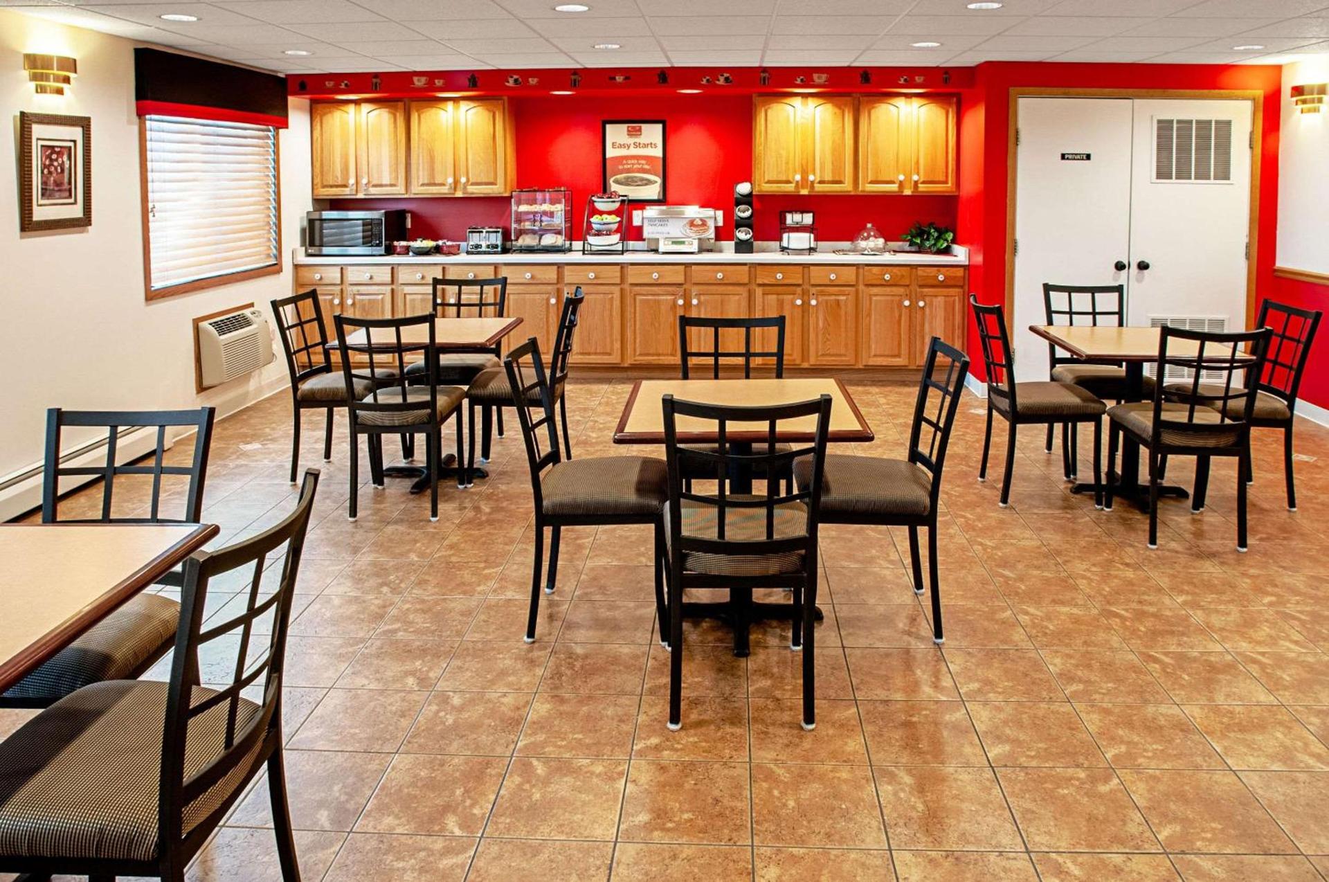 Econo Lodge Menomonie On The Bay photo 24