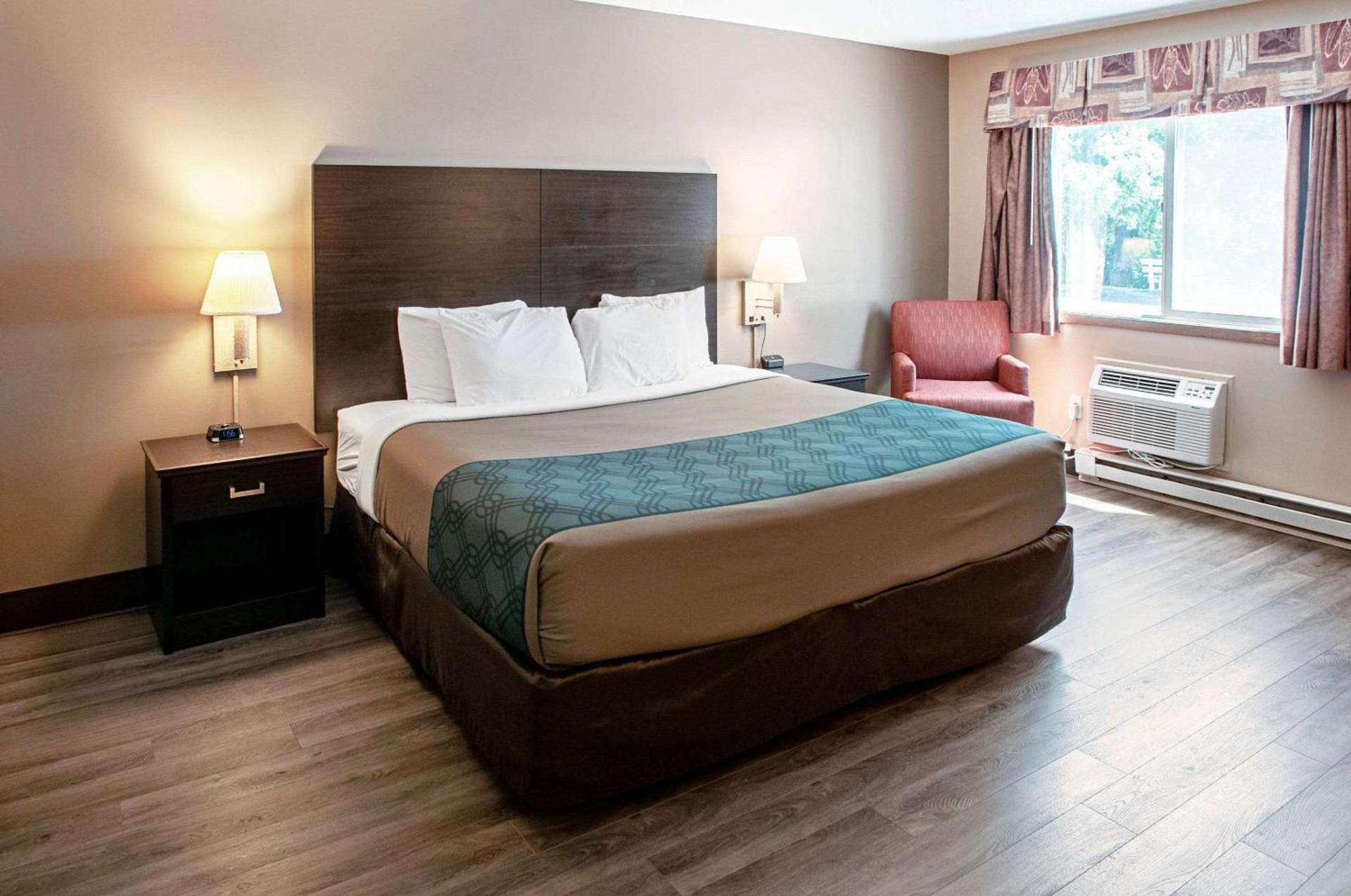 Econo Lodge Menomonie On The Bay photo 7