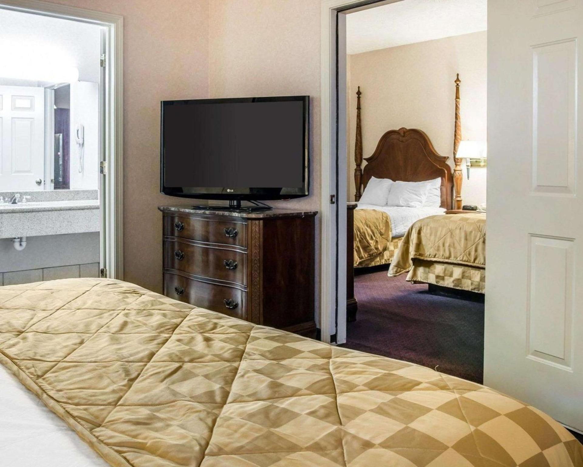 Clarion Hotel Mackinaw City Beachfront photo 24