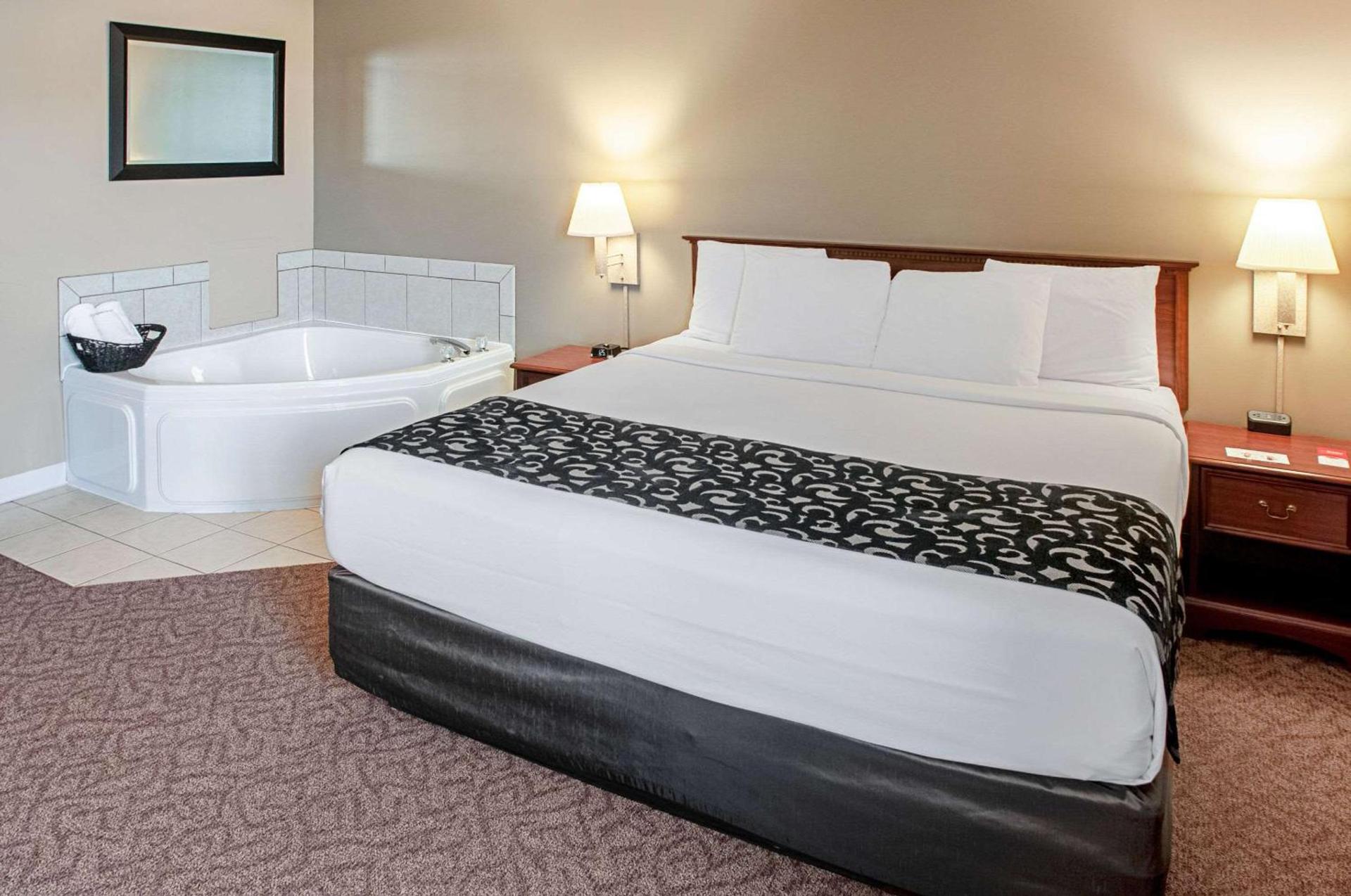 Econo Lodge Menomonie On The Bay photo 16