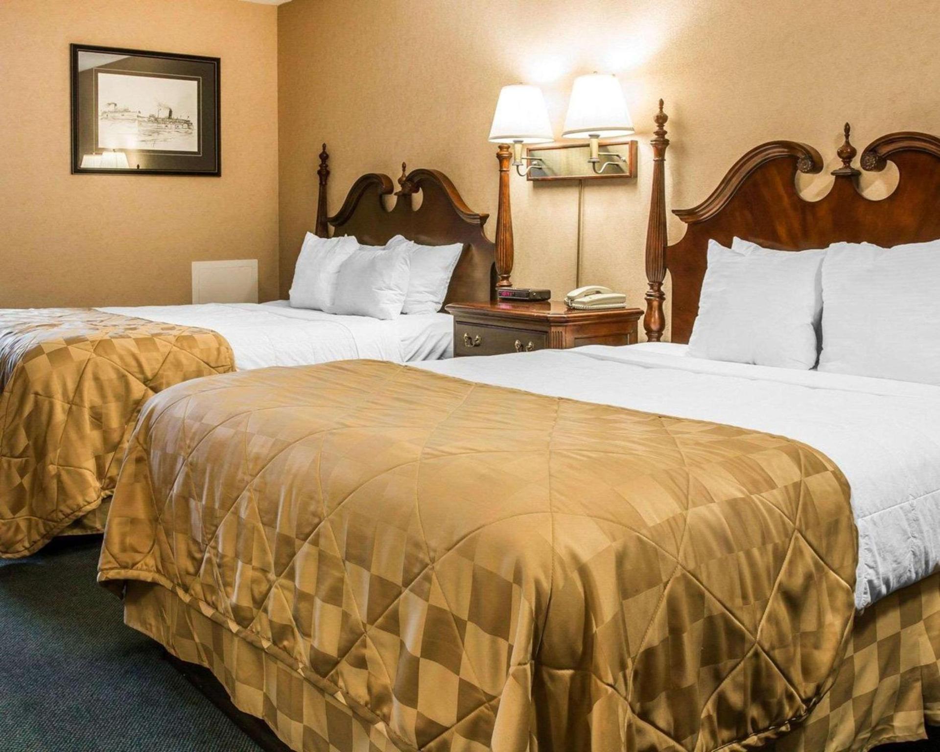 Clarion Hotel Mackinaw City Beachfront photo 9