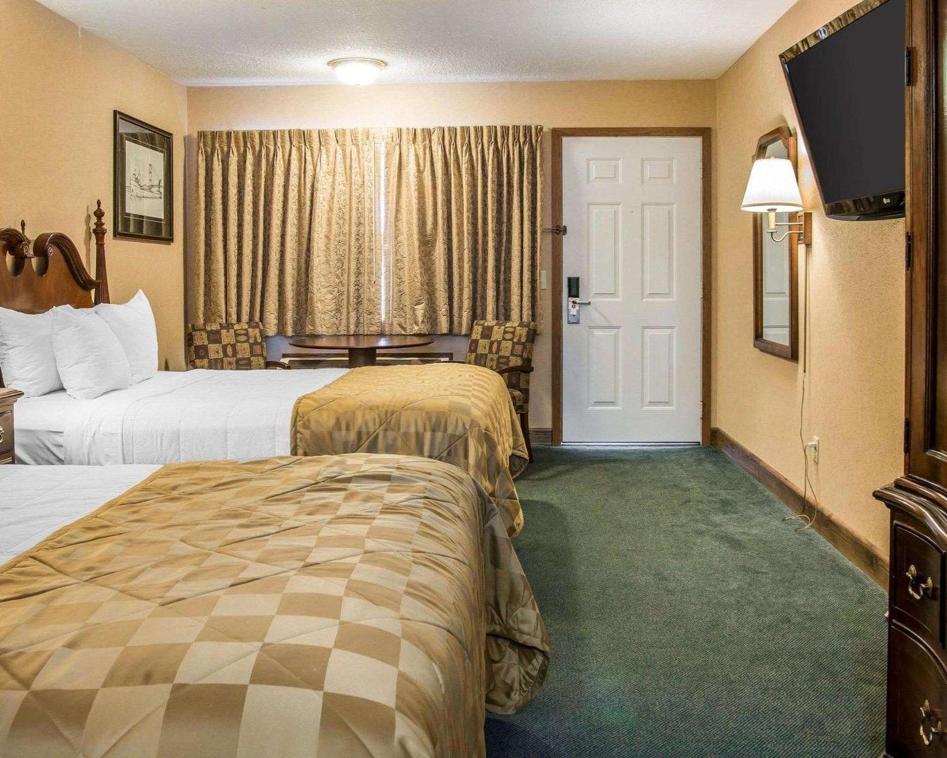 Clarion Hotel Mackinaw City Beachfront photo 14