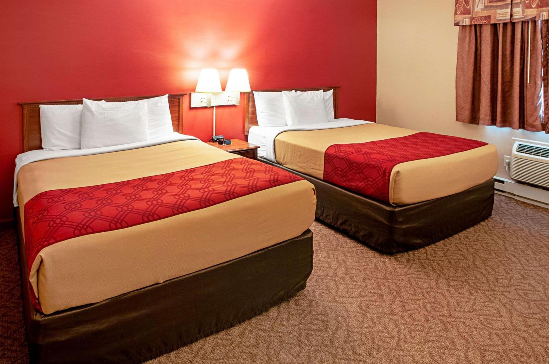 Econo Lodge Menomonie On The Bay photo 9