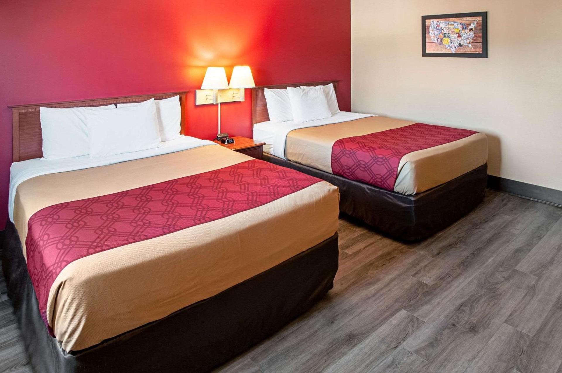 Econo Lodge Menomonie On The Bay photo 11