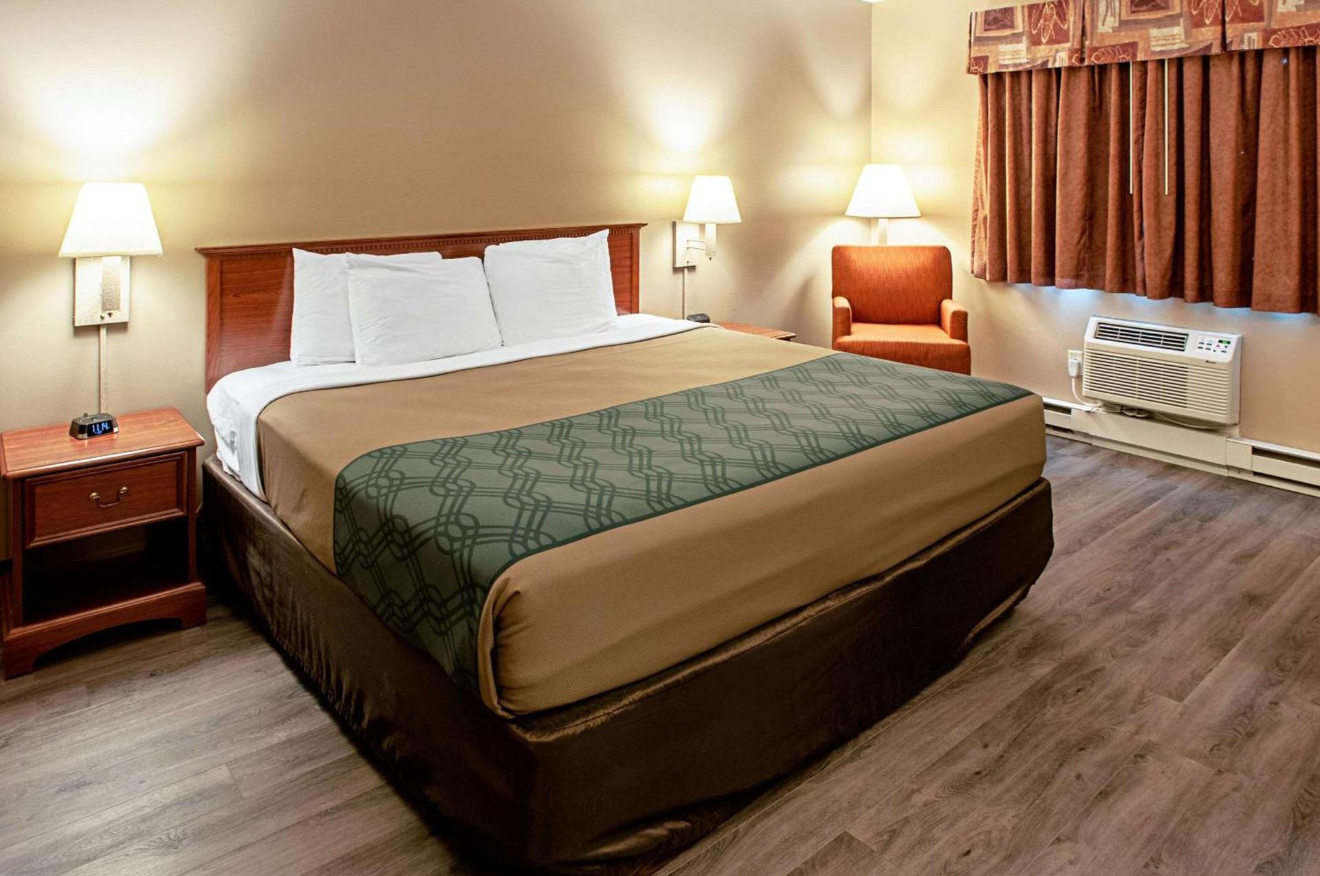 Econo Lodge Menomonie On The Bay photo 5