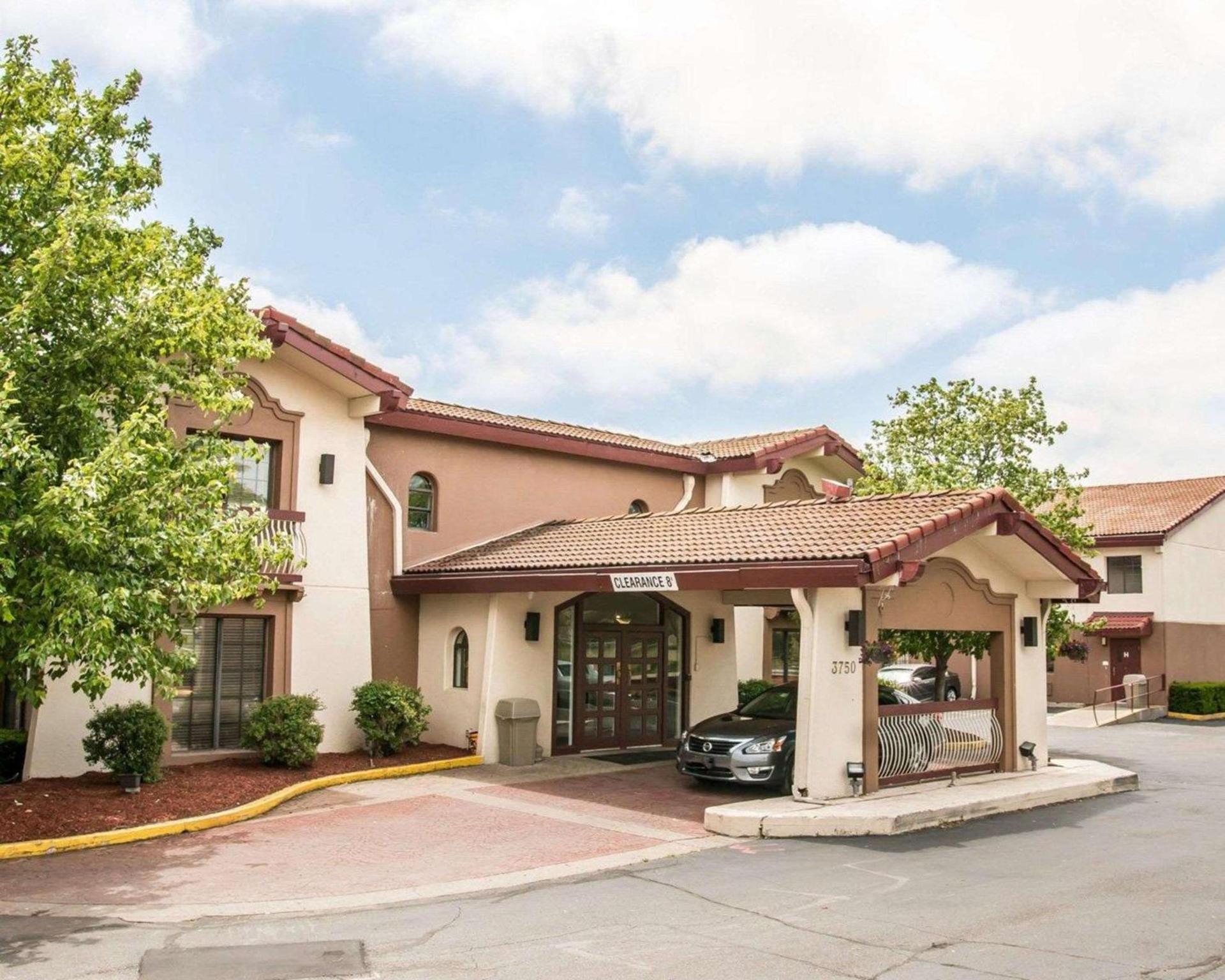 Econo Lodge Kalamazoo near Wings Stadium photo 2