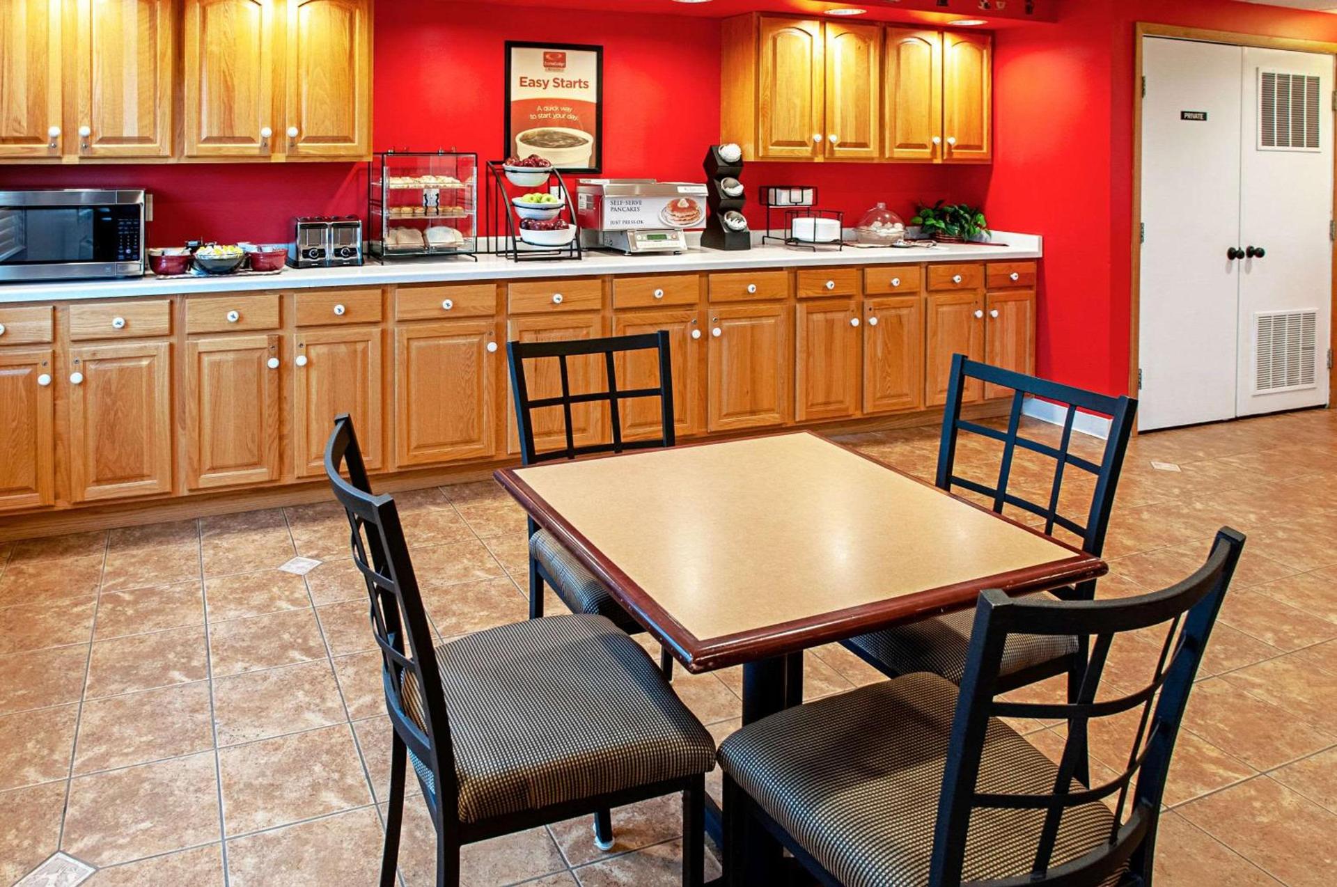 Econo Lodge Menomonie On The Bay photo 23