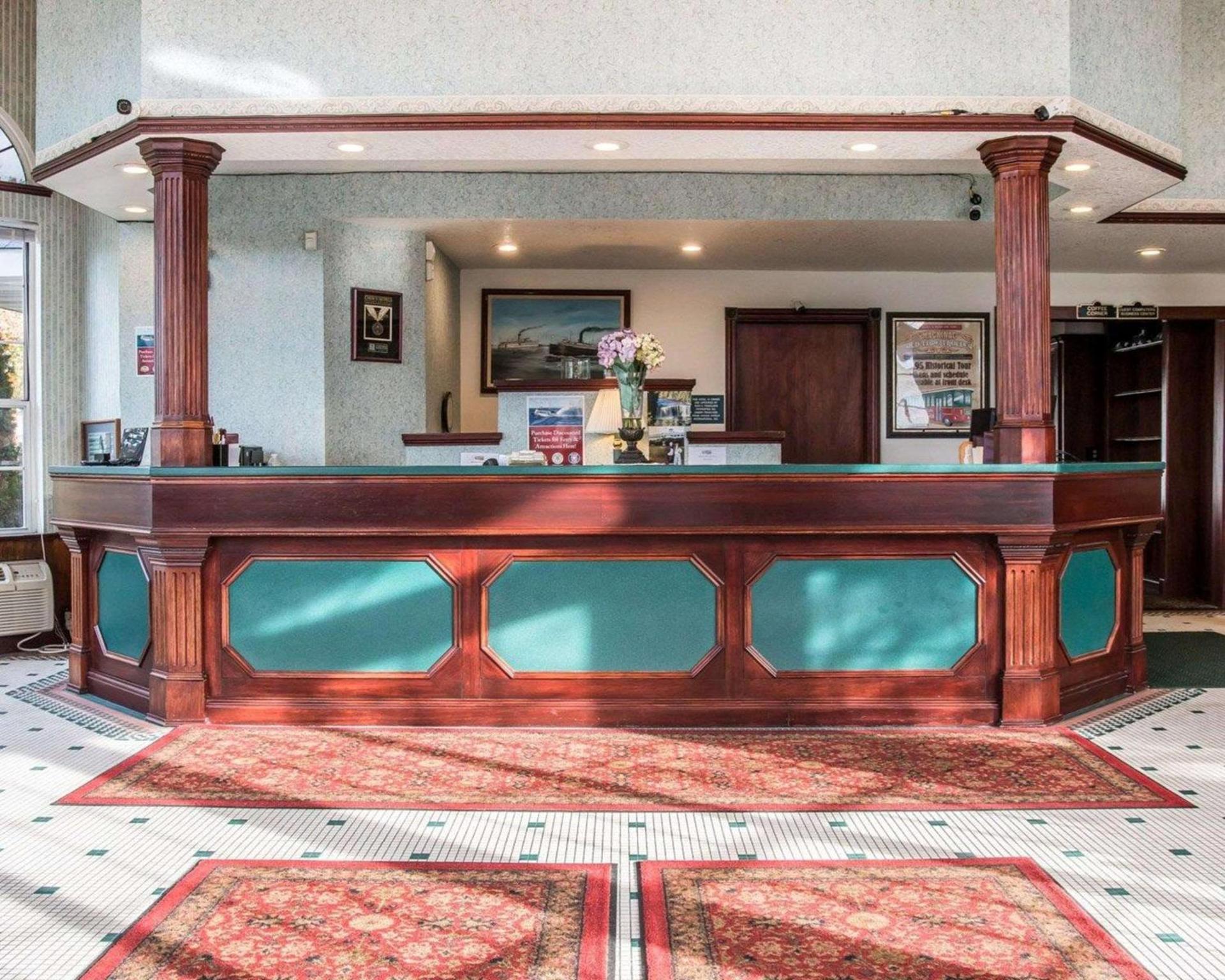 Clarion Hotel Mackinaw City Beachfront photo 7