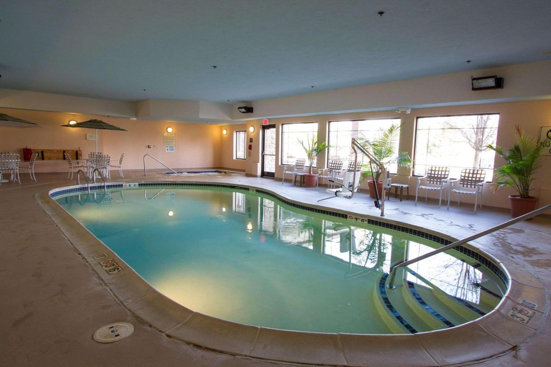 Comfort Suites Grand Rapids North photo 29