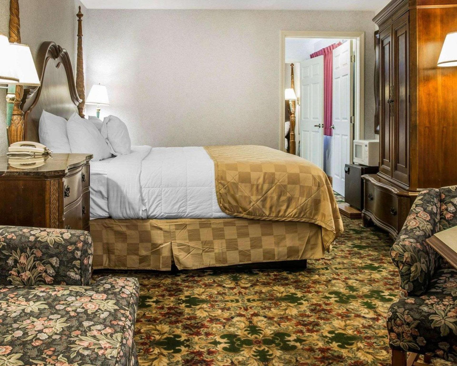 Clarion Hotel Mackinaw City Beachfront photo 22