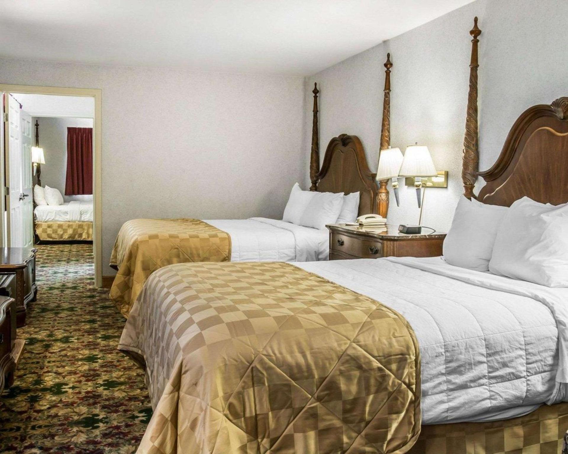 Clarion Hotel Mackinaw City Beachfront photo 16