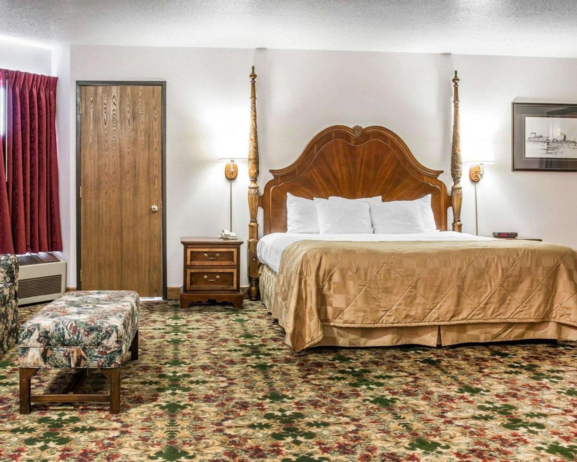 Clarion Hotel Mackinaw City Beachfront photo 10